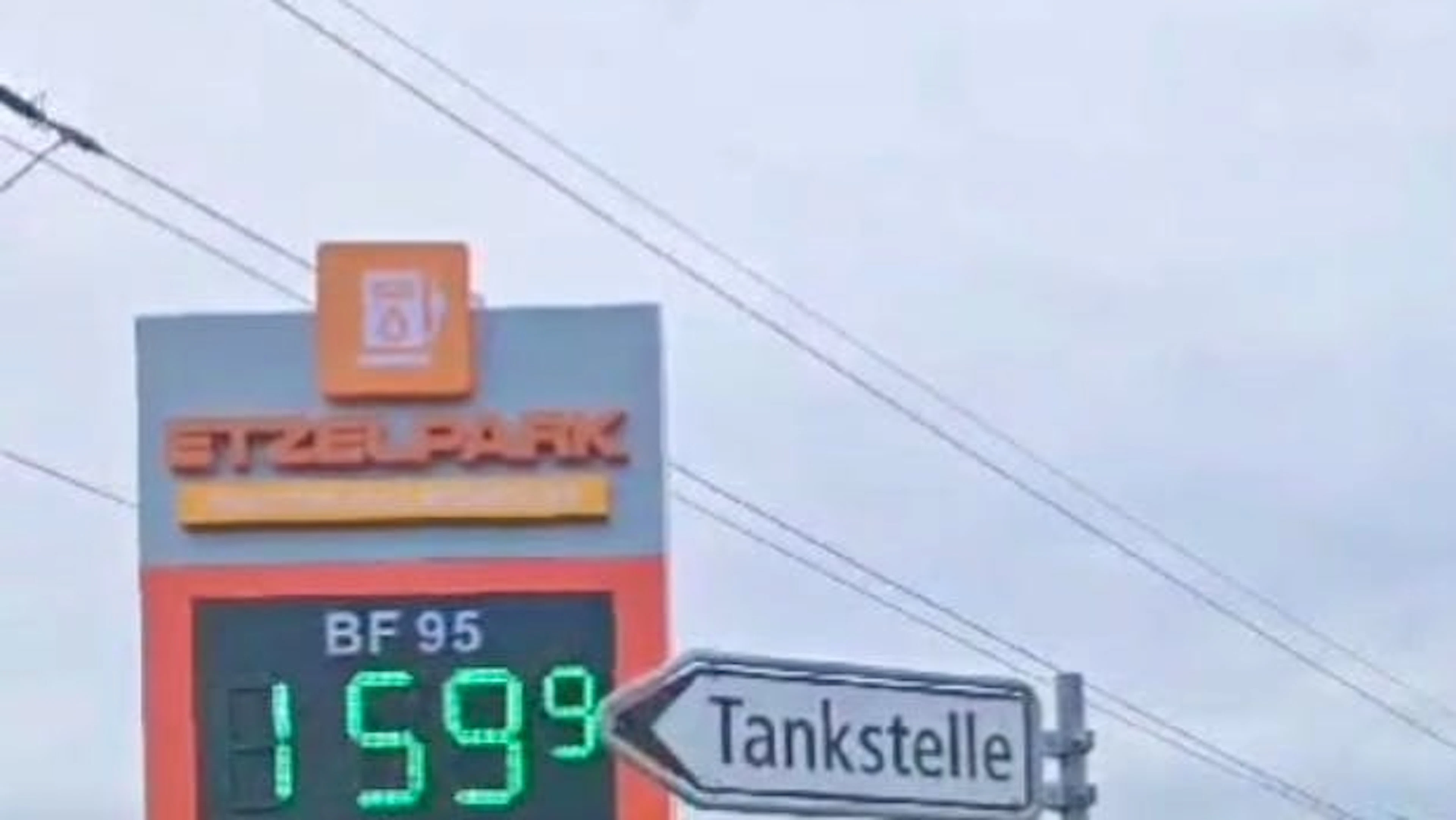 An der Etzelpark-Tankstelle in Dintikon AG kostet Bleifrei-95-Benzin nur 1.59 Franken pro Liter.