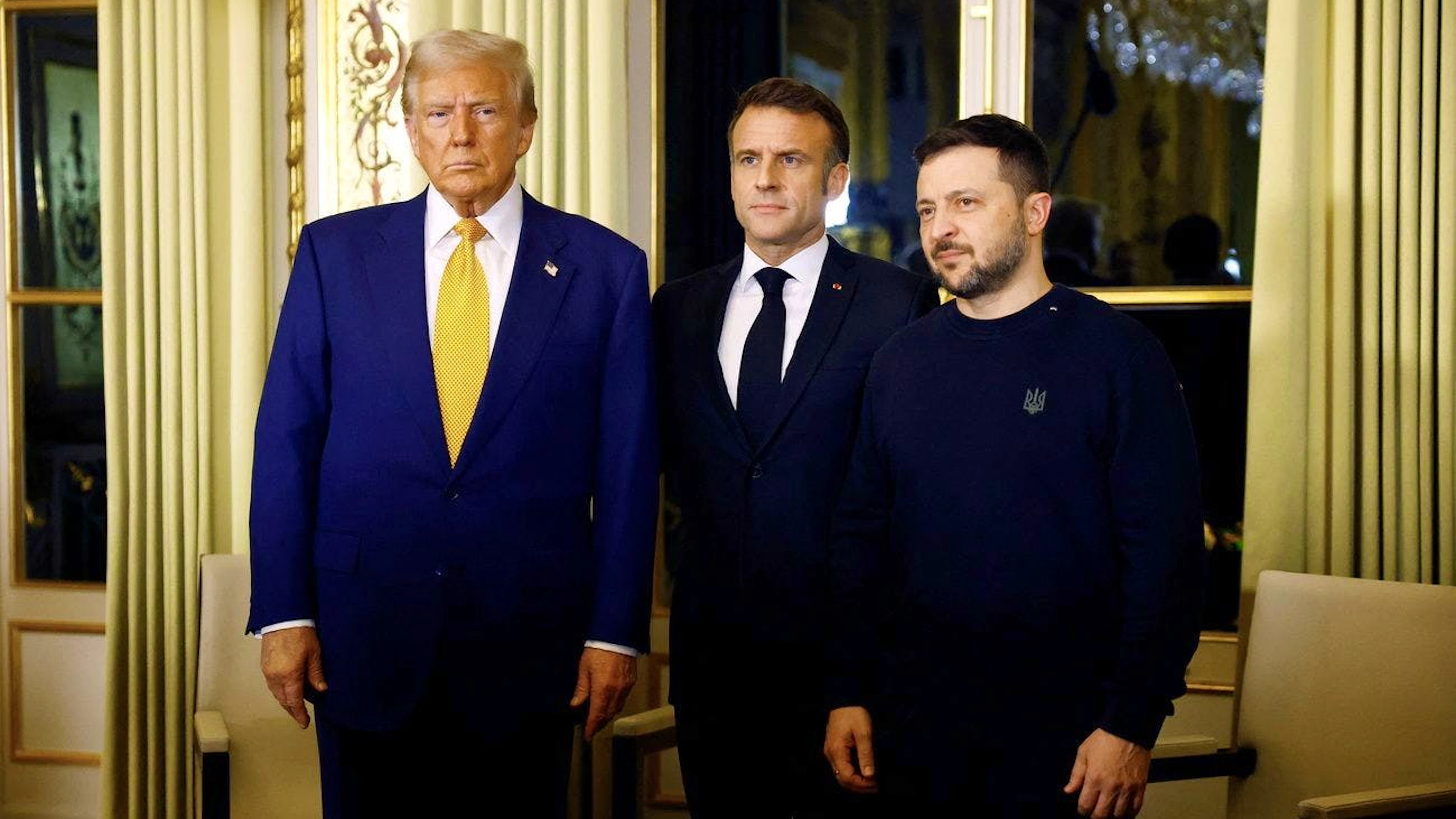 MM. Trump et Zelensky se sont longuement serré la main puis les trois hommes ont posé, l'air grave, devant les photographes dans un salon de l'Elysée.