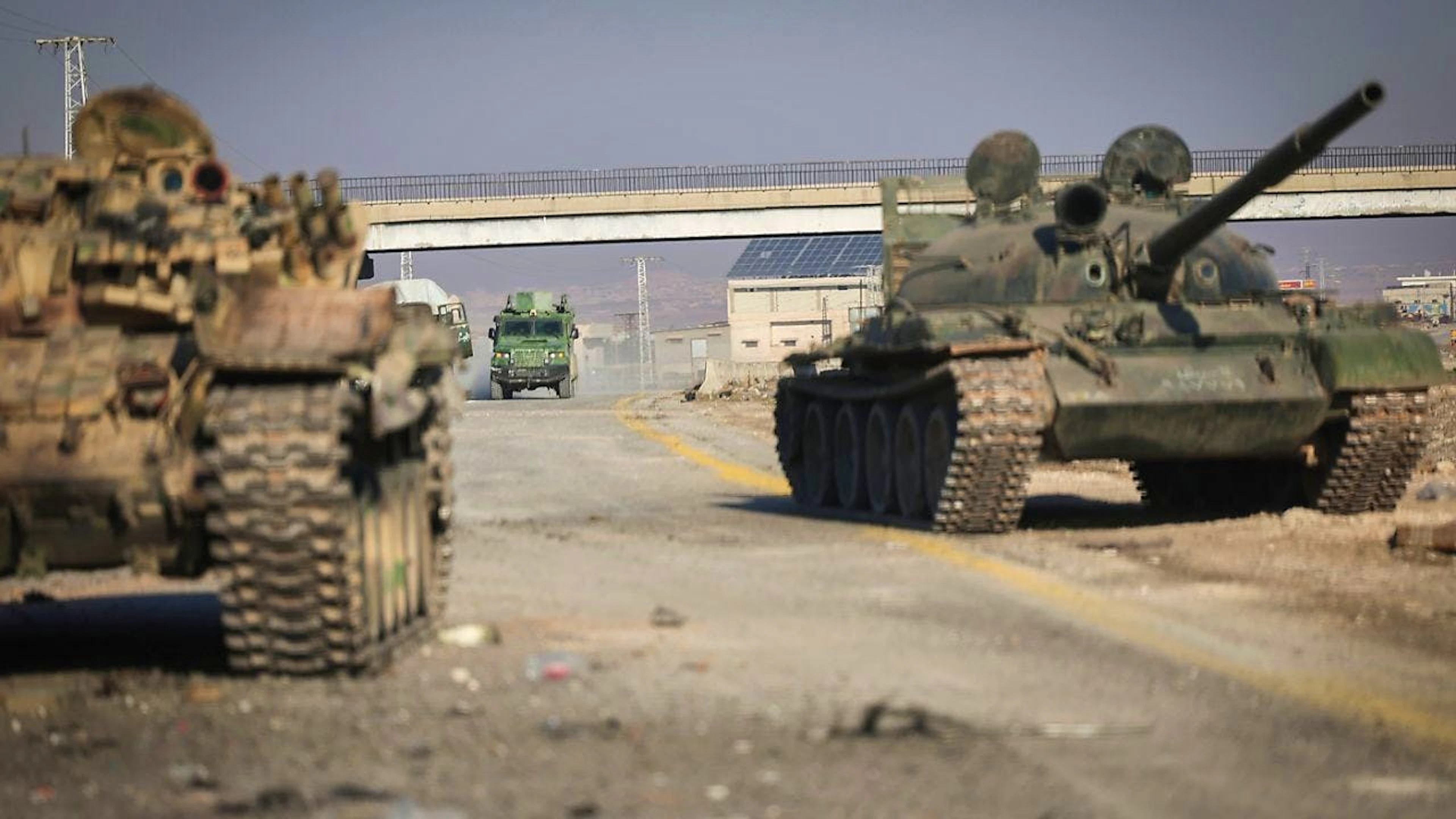 ARCHIV - Verlassene gepanzerte Fahrzeuge der syrischen Armee stehen auf einer Straße in der Nähe von Hama. Foto: Ghaith Alsayed/AP/dpa