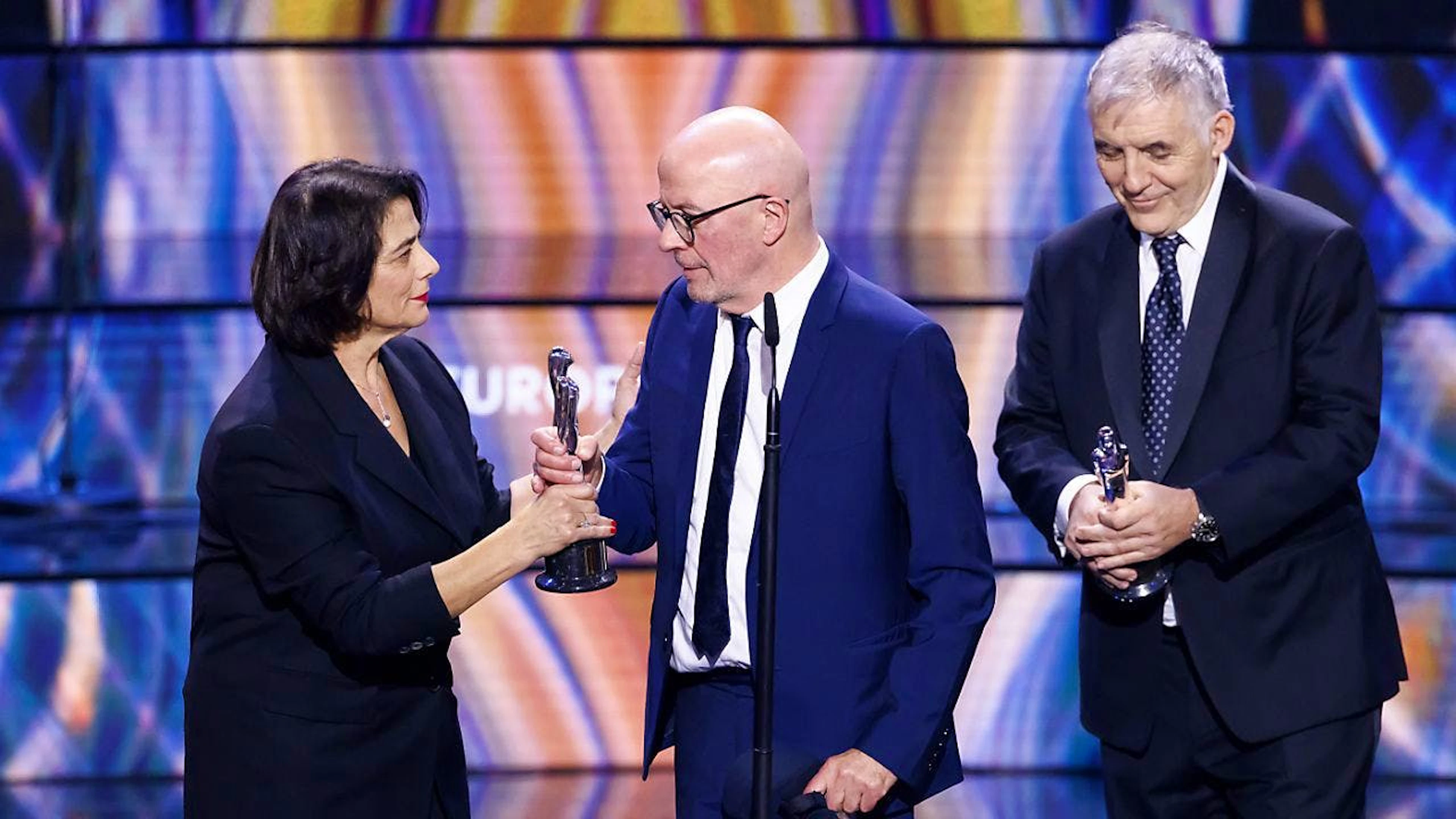 Hiam Abbass übergibt Samstagnacht den Europäischen Filmpreis an Jacques Audiard, Regisseur und Drehbuchautor von "Emilia Peréz". Neben ihm der Produzent Pascal Caucheteux. Damit hat die Verleihung der Europäischen Filmpreise im Kultur- und Kongresszentrum Luzern (KKL) ihren Höhepunkt erreicht.