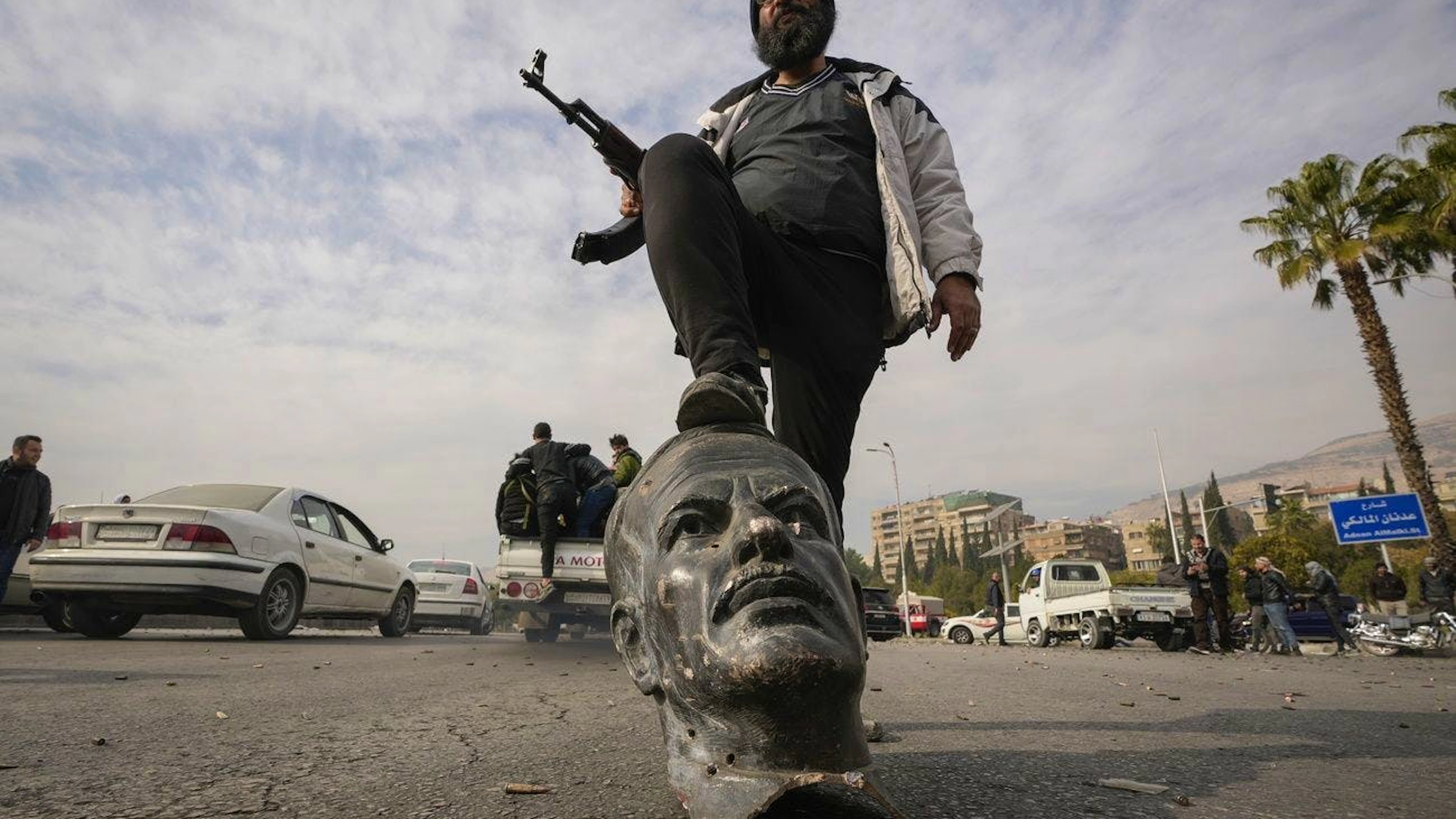 Ein Aufständischer posiert am 8. Dezember mit dem Kopf einer gestürzten Statue von Hafis al-Assad, dem Langzeitherrscher und Vater des nun geflohenen Diktators Baschar. Am frühen Sonntagmorgen hatte eine Allianz aus verschiedenen Rebellengruppen die Einnahme der syrischen Hauptstadt Damaskus vermeldet. Da war Assad offenbar bereits aus dem Land geflohen.