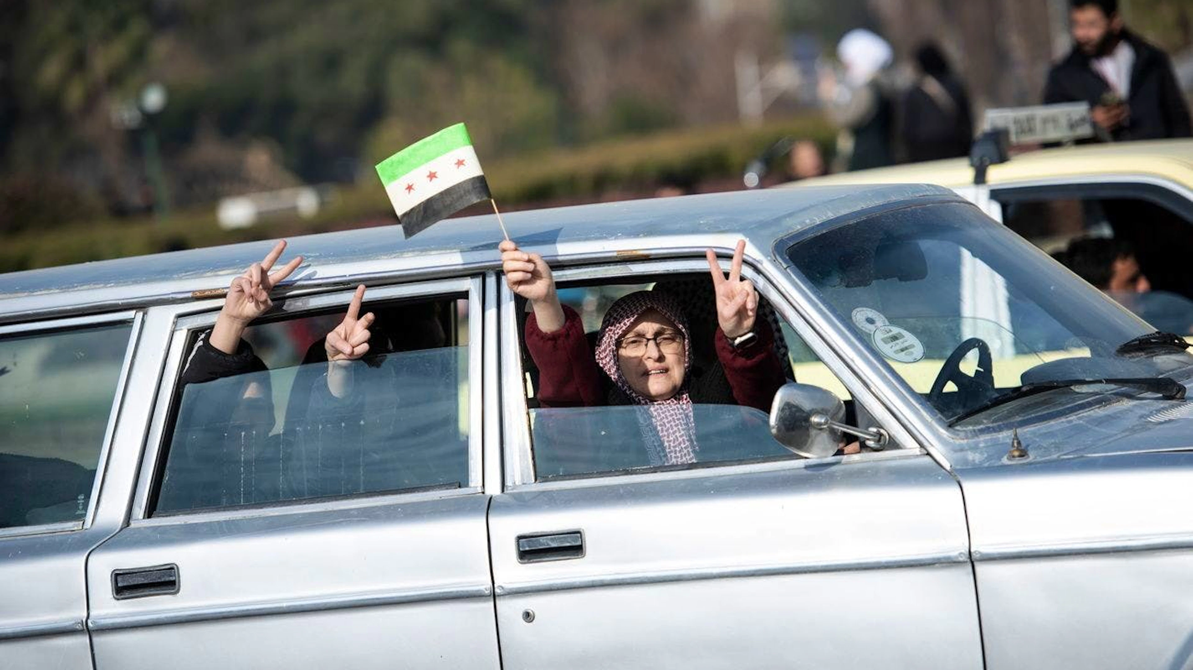 Viele Bürgerinnen und Bürger der Hauptstadt nahmen an Autocorsos teil, um das Ende der jahrzehntelangen Gewaltherrschaft in Syrien zu feiern.