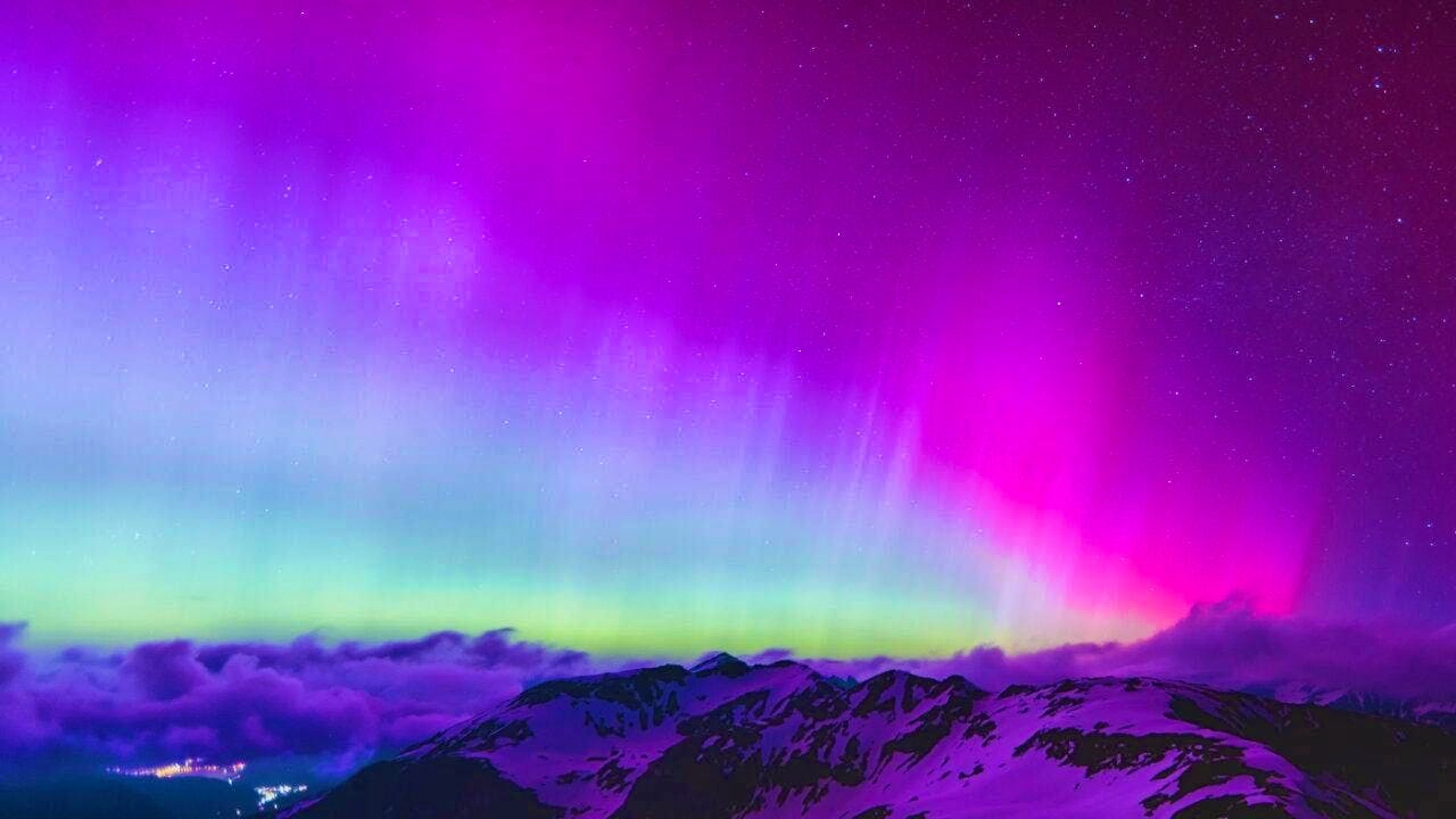 Auroras are often visible as green billowing curtains, but observers sometimes also see purple or reddish bands. (archive image)