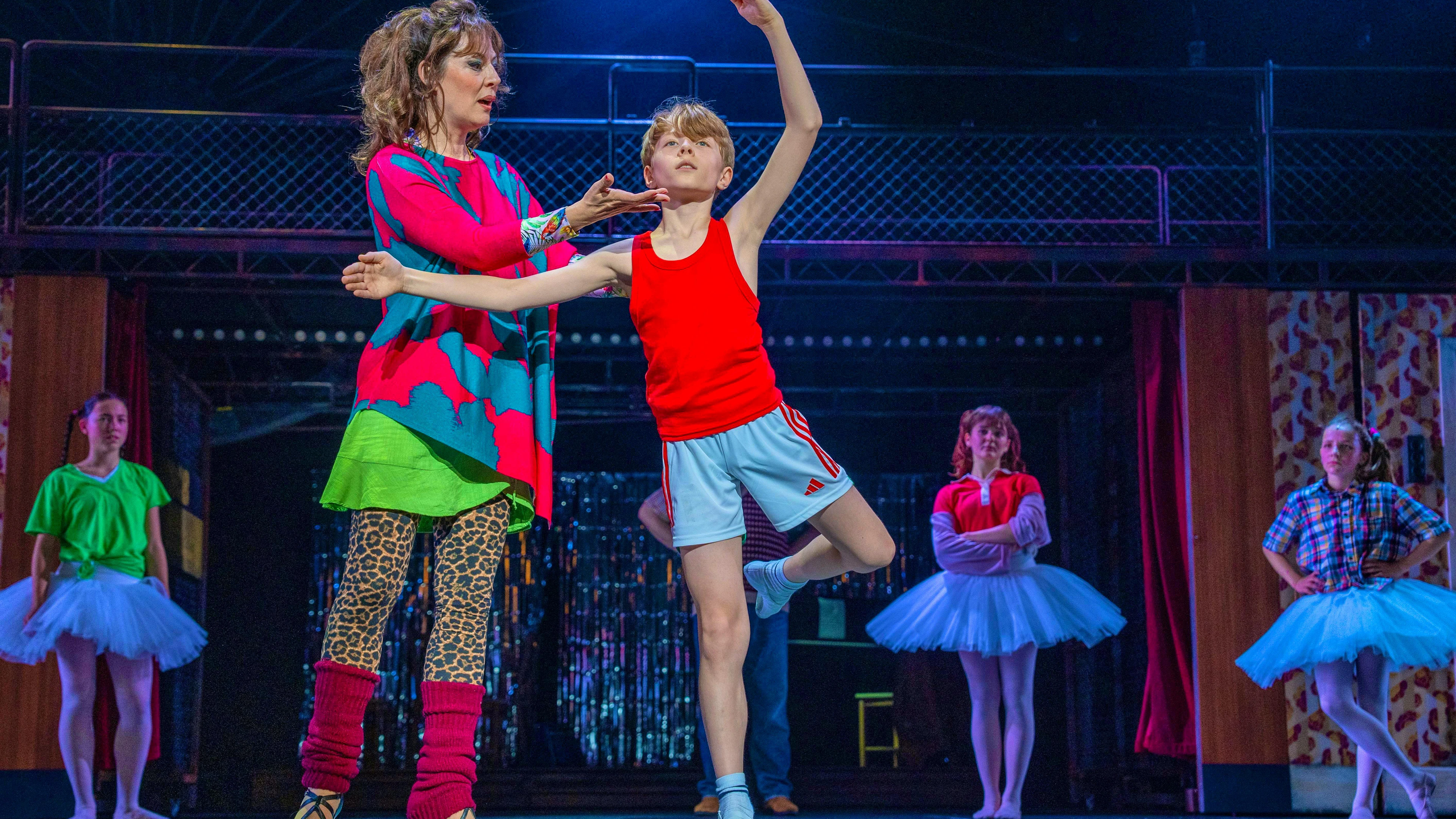 Isabelle Flachsmann and Leo Lemmerich in the musical "Billy Elliot".