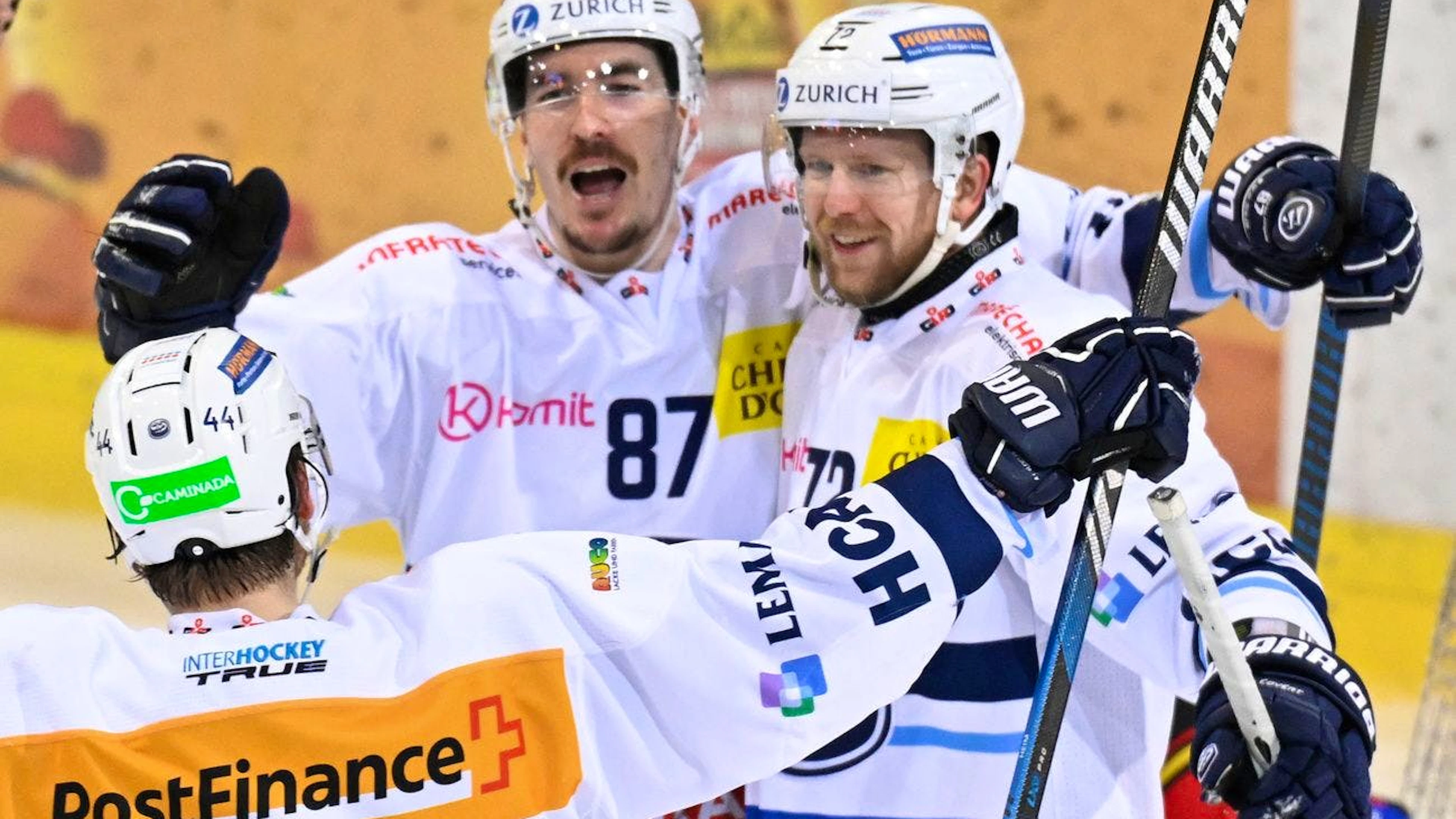 Dario Bürgler fête avec ses coéquipiers