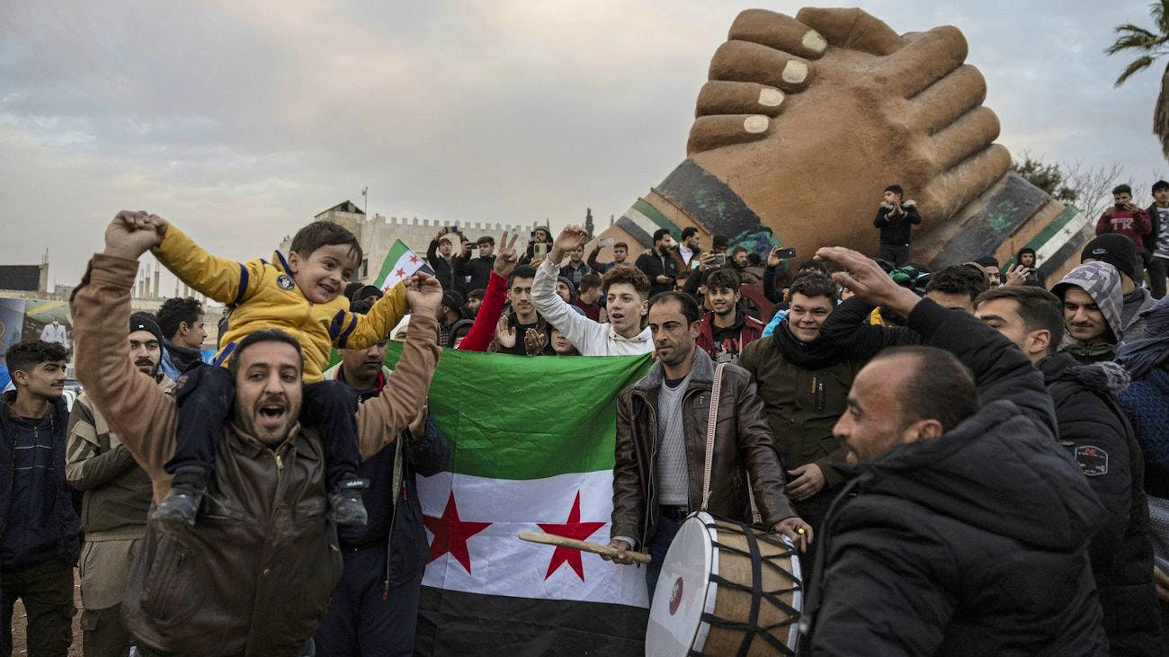 Am 8. Dezember versammeln sich Menschen auf den Strassen der syrischen Stadt Manbidsch, um den Sturz des Assad-Regimes zu feiern.