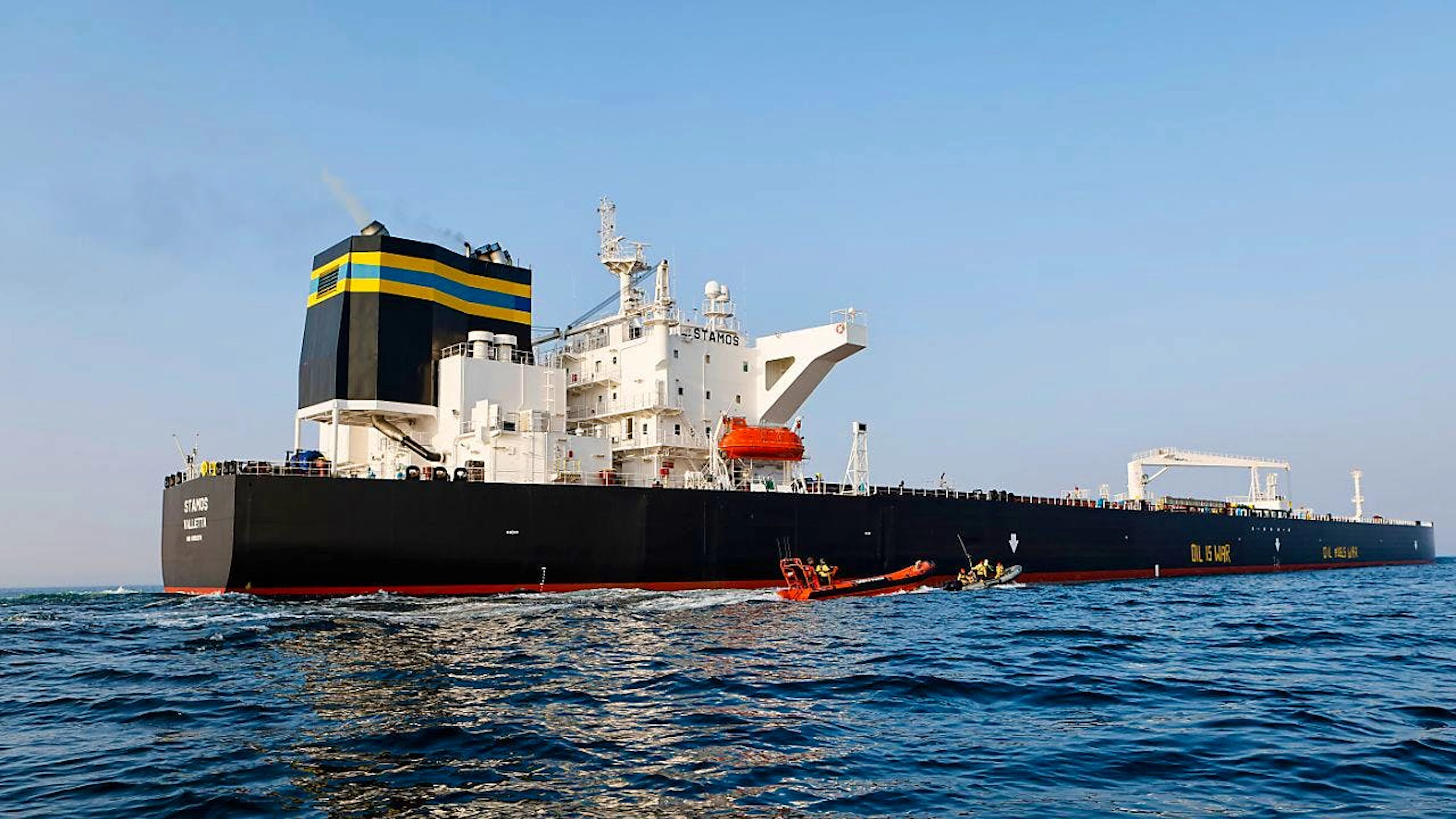 ARCHIV - Aktivisten der Umweltorganisation Greenpeace demonstrieren im April 2024 in der Ostsee vor einem Schiff, das russisches Öl transportiert. Foto: Frank Molter/dpa