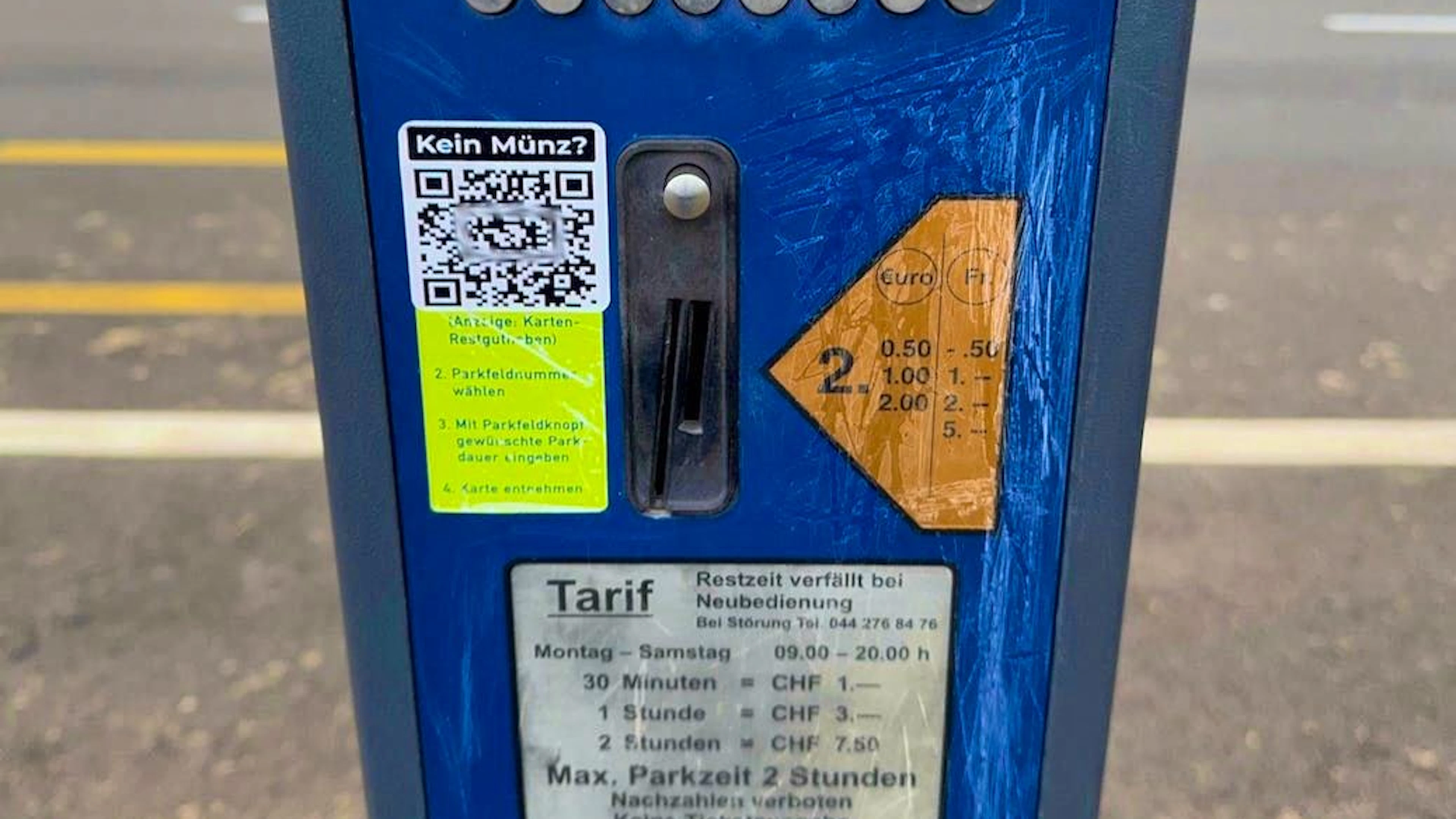 On Monday, dozens of fake Twint QR codes were discovered on parking meters in Lucerne. Fraudsters are also using the same scam in Zurich.