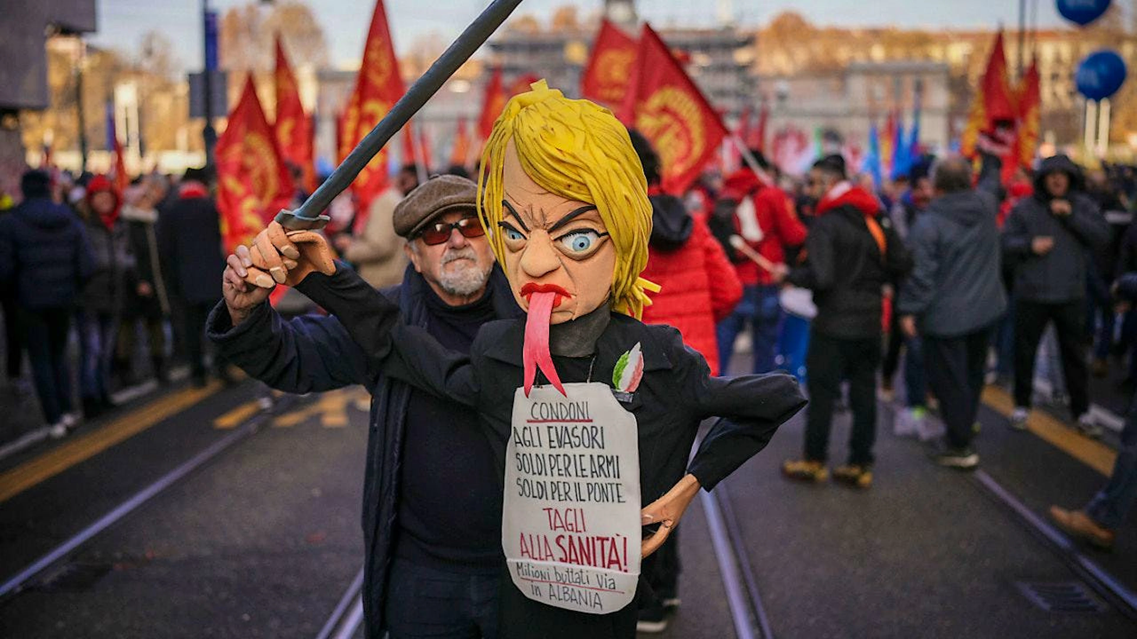 ARCHIV - Ein Demonstrant hält während eines landesweiten Generalstreiks eine Puppe, die die italienische Ministerpräsidentin Giorgia Meloni darstellt. Foto: Marco Alpozzi/LaPresse/AP/dpa