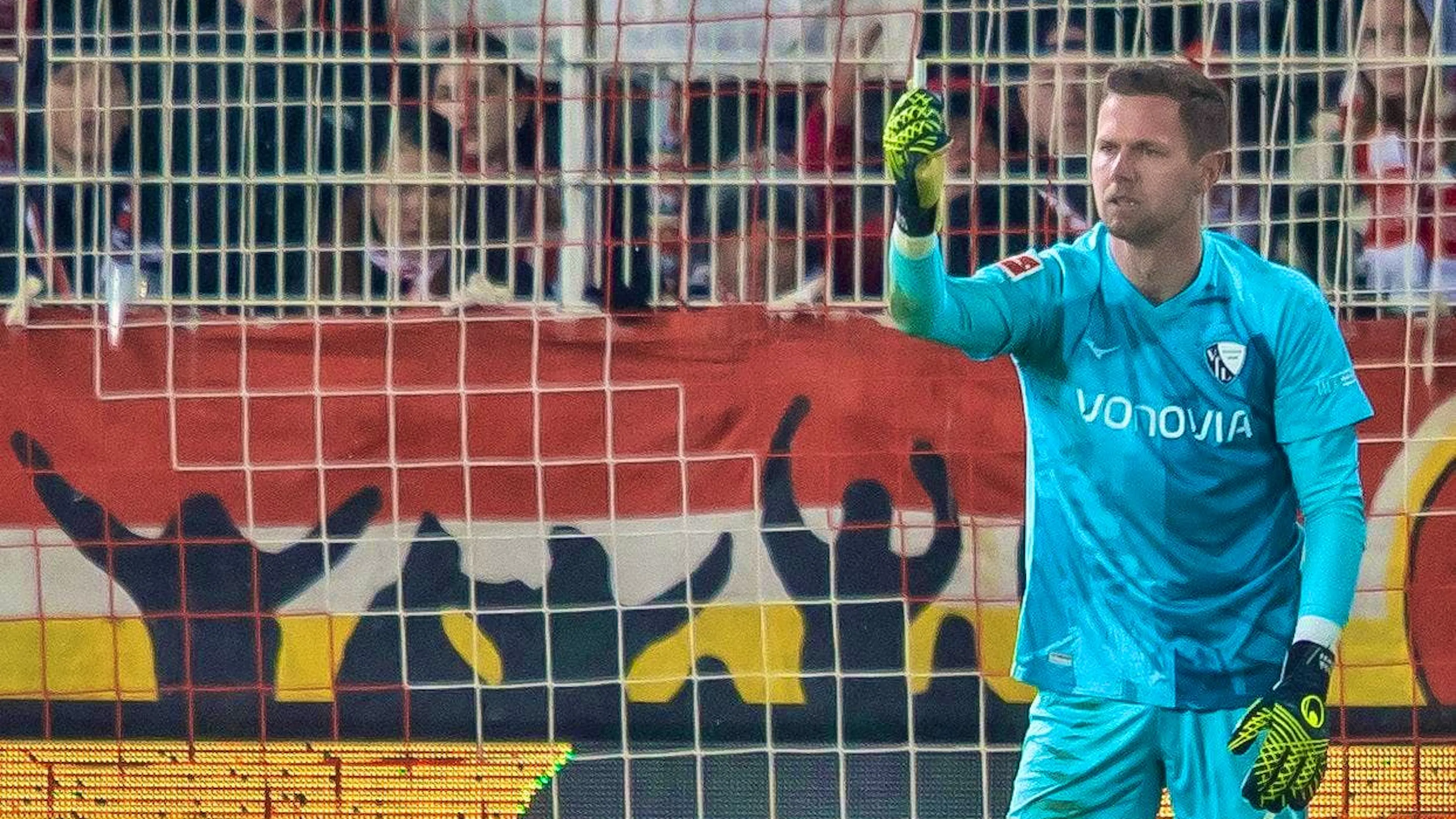Scandal at Union game: Bochum goalie hit by object