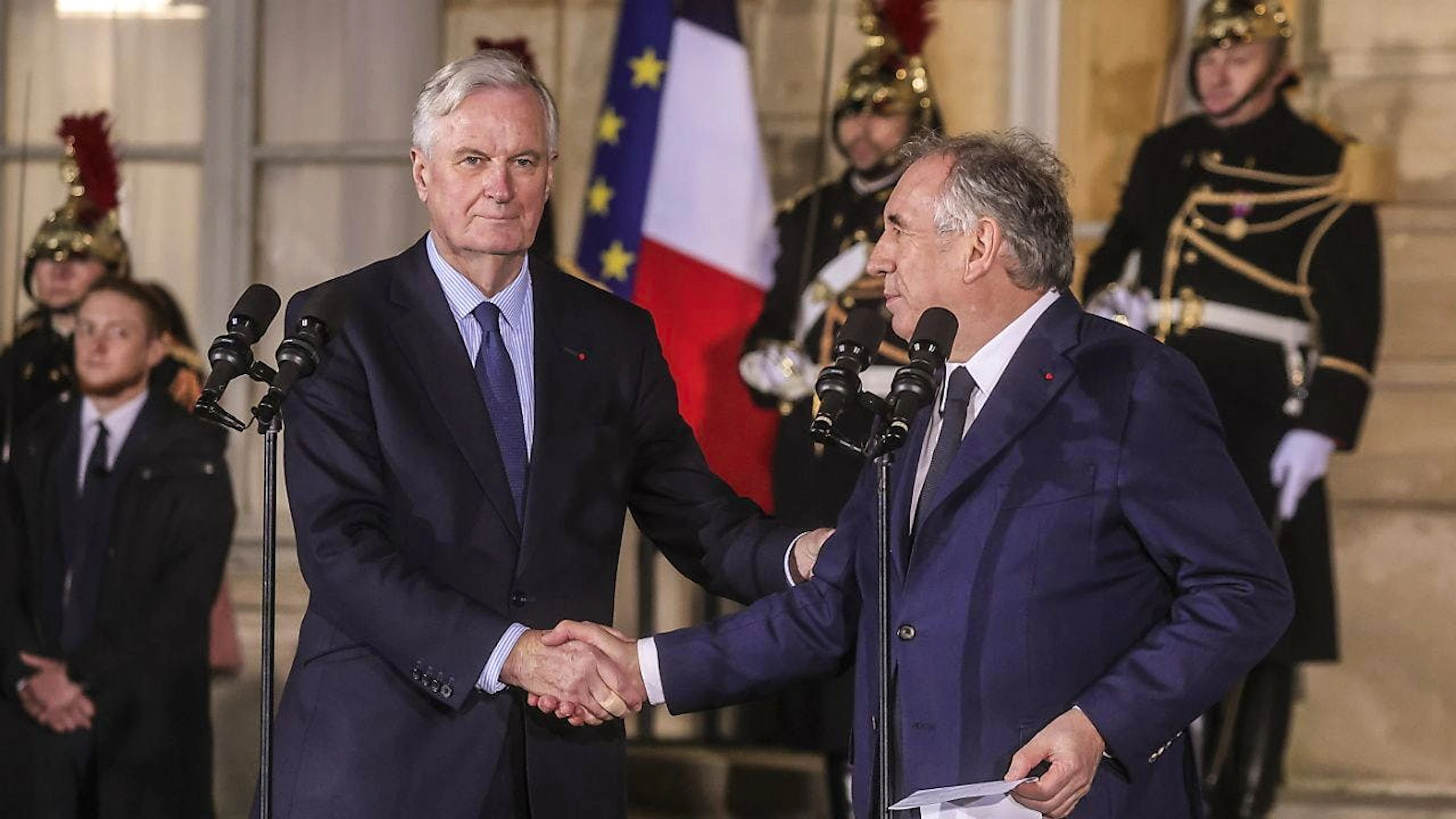 François Bayou (à droite sur le cliché) a été nommé pour succéder à Michel Barnier (à gauche) au poste de premier ministre.