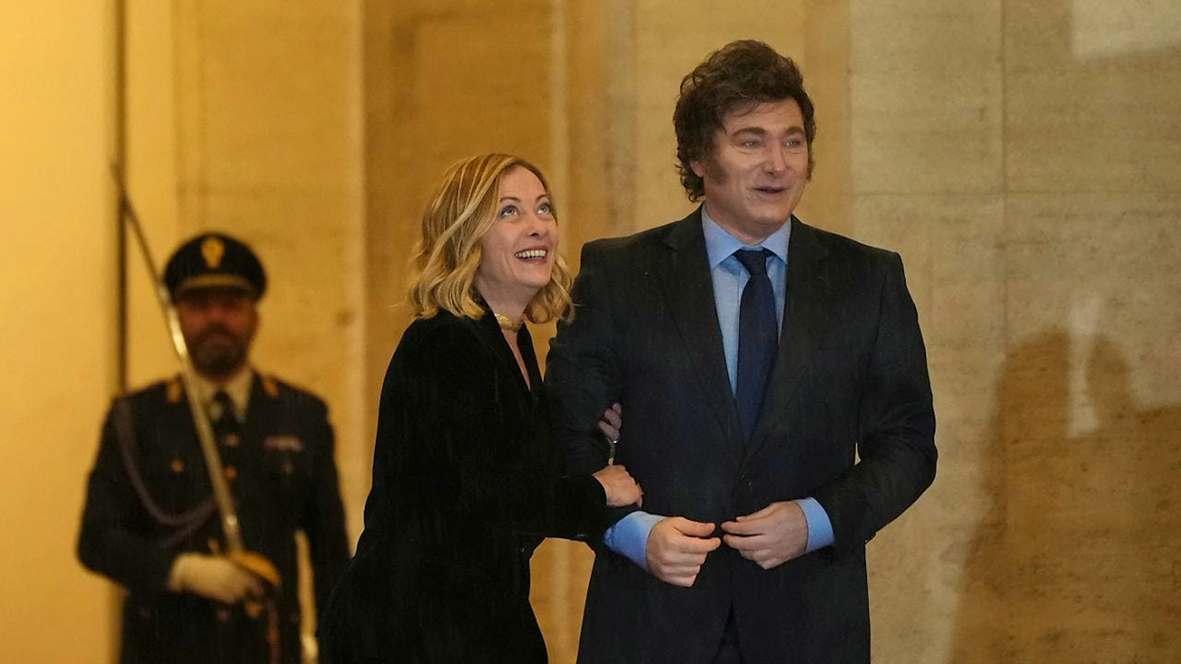 Die italienische Ministerpräsidentin Giorgia Meloni trifft den argentinischen Präsidenten Javier Milei im Palazzo Chigi. Foto: Alessandra Tarantino/AP/dpa