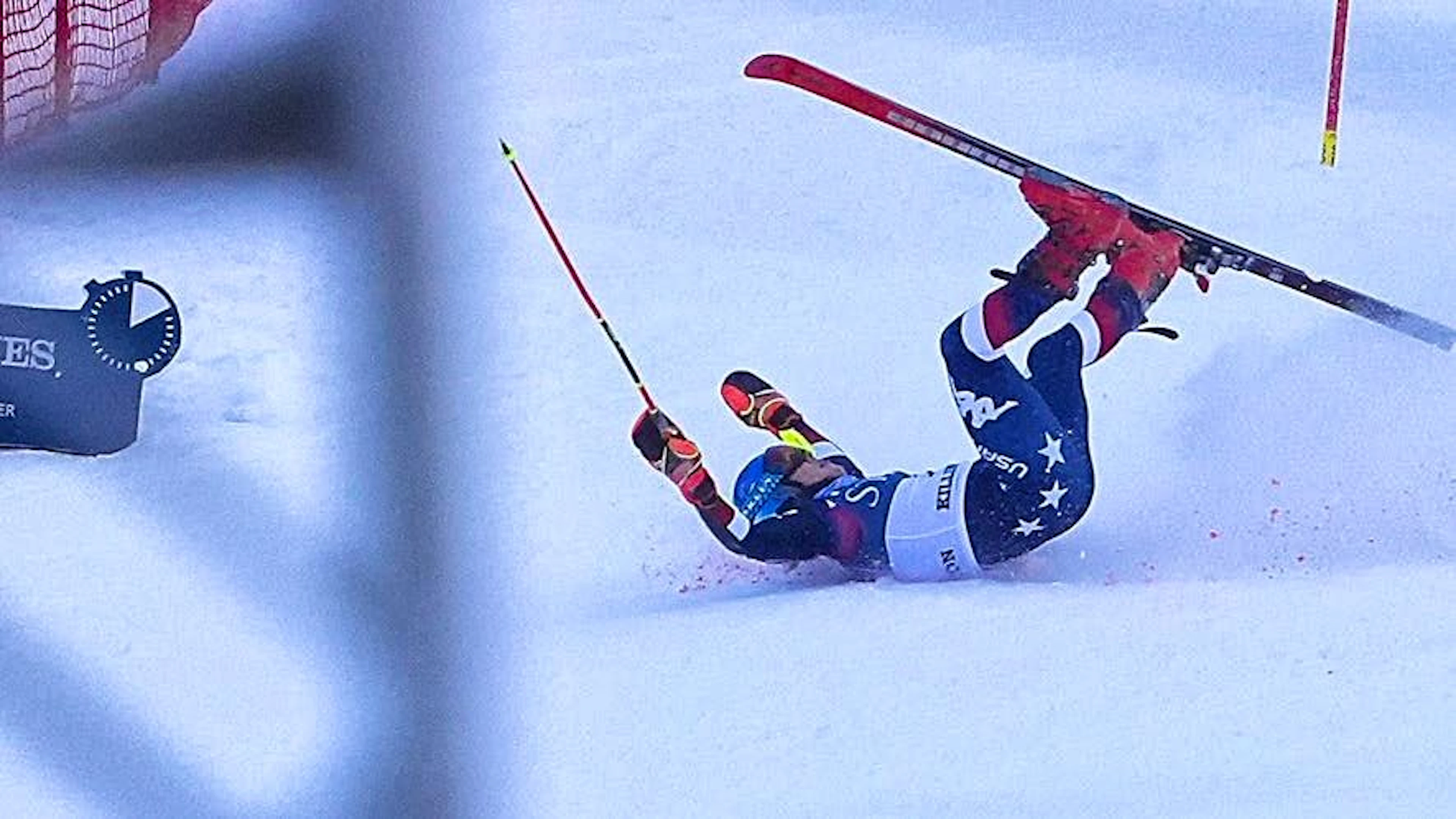 Mikaela Shiffrin ha dovuto essere portata via con una slitta di soccorso dopo la violenta caduta.
