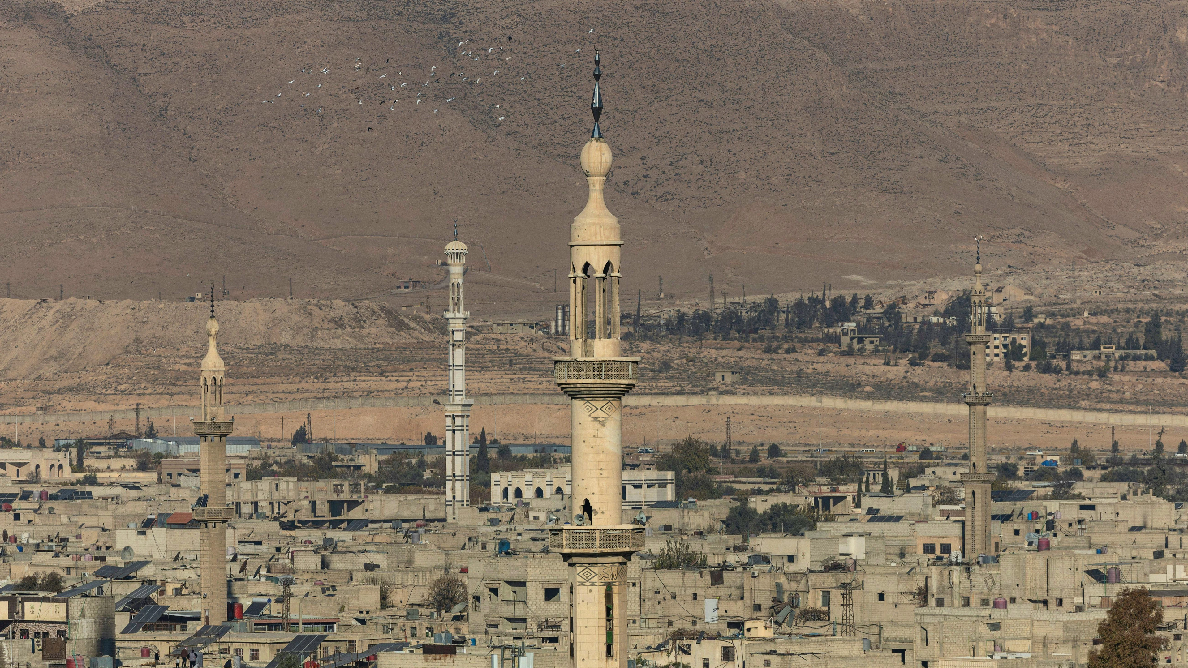Les minarets des mosquées de la ville de Douma, à l'est de la capitale syrienne Damas, le 15 décembre 2024. - Les rebelles islamistes ont pris Damas lors d'une offensive éclair le 8 décembre, chassant le président Bachar al-Assad et mettant fin à cinq décennies de régime Baas en Syrie.