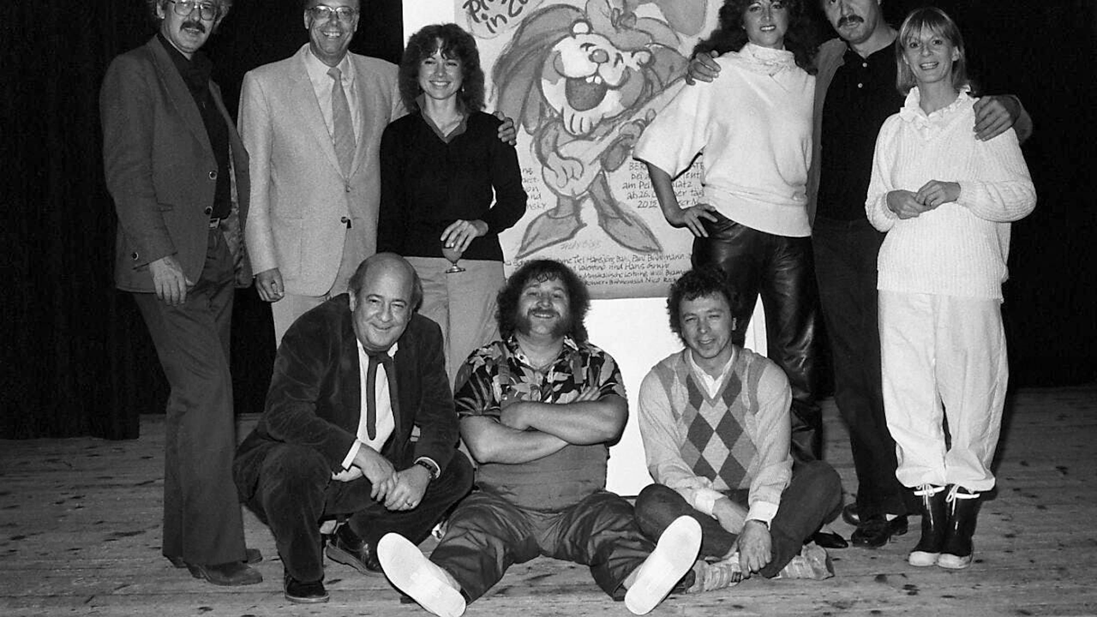 "Plausch in Züri": that was the name of the cabaret revue that premiered in Zurich's Bernhard Theater in 1983. The late singer Bruno "Nöggi" Stöckli sits on the floor in the center front. (archive picture)