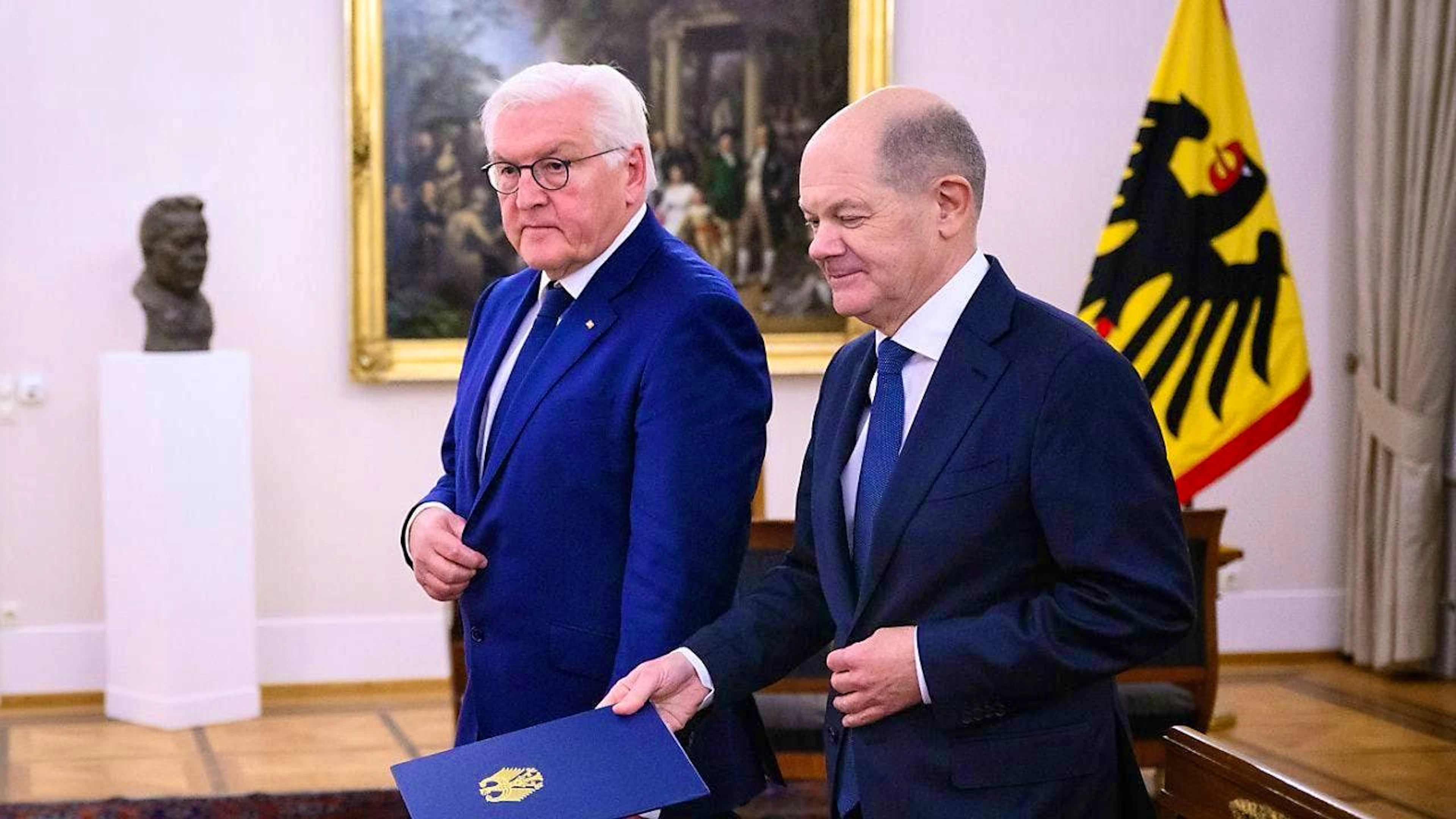Federal President Frank-Walter Steinmeier (l) receives Federal Chancellor Olaf Scholz (SPD) for talks at Bellevue Palace. Photo: Bernd von Jutrczenka/dpa
