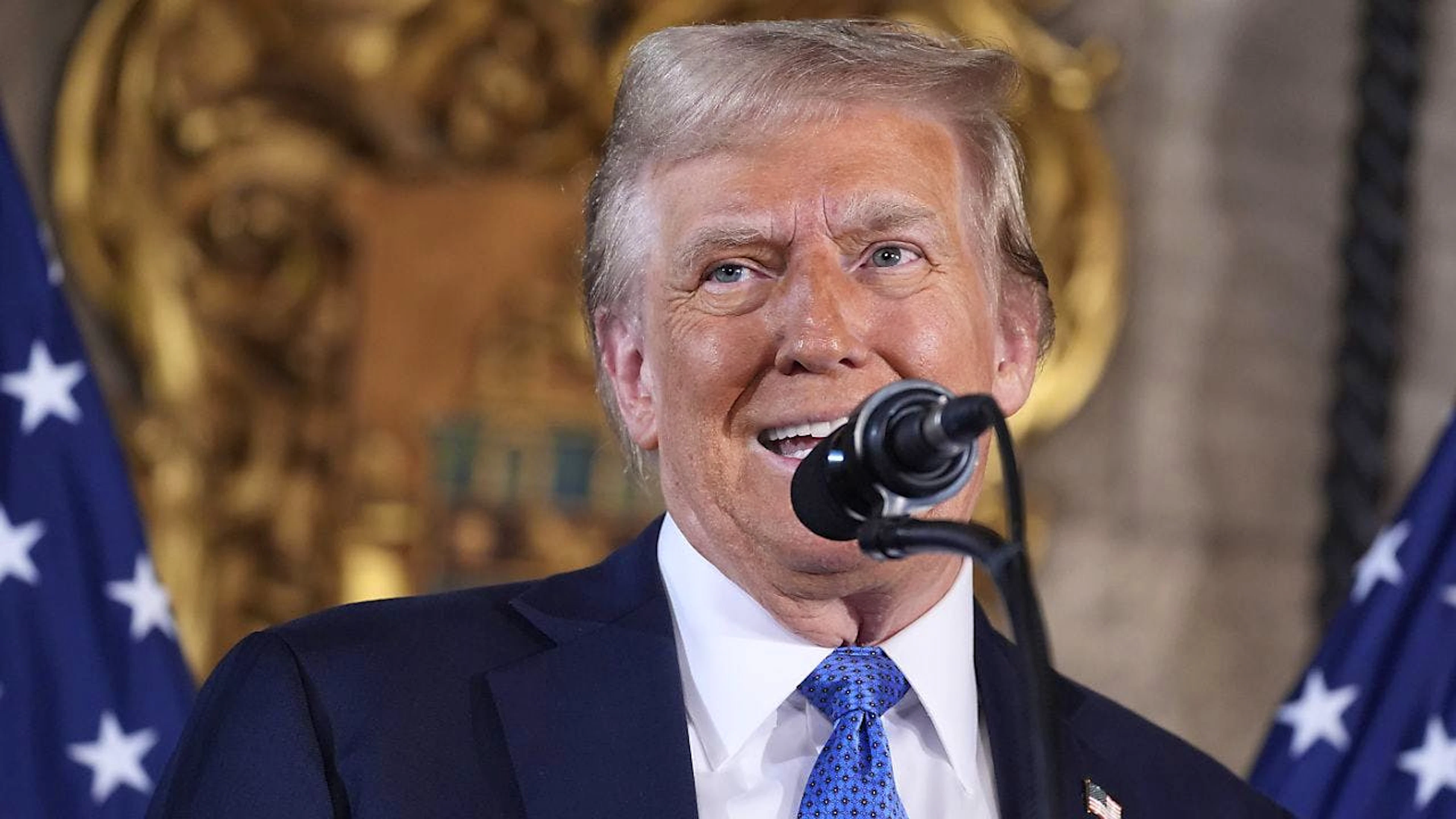 Schon vor seinem Amtsantritt hat Donald Trump eine milliardenschwere Investition von Softbank in den USA an Land gezogen. (Archivbild)
