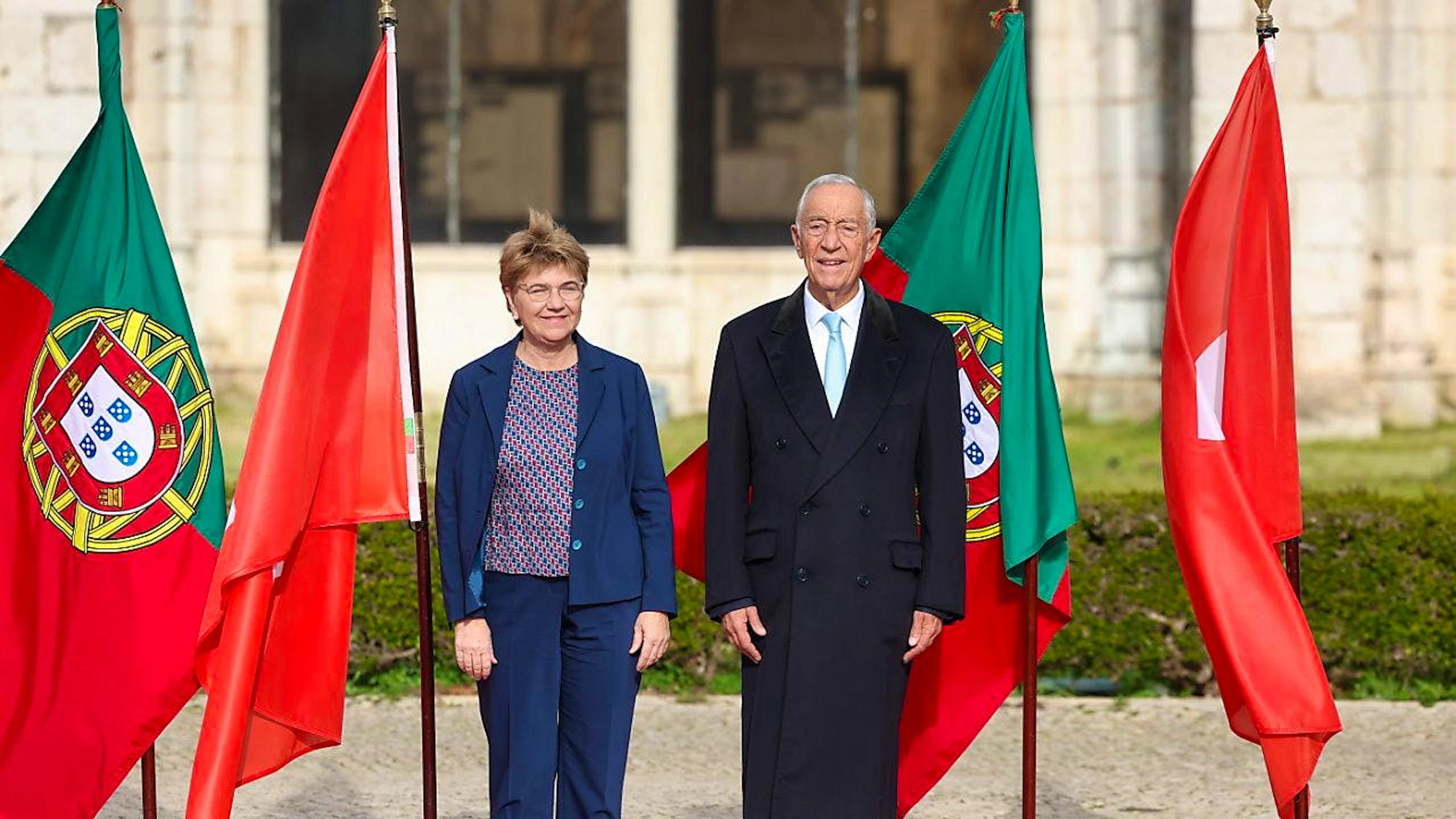 Les 260'000 Portugais en Suisse contribuent grandement à la prospérité de la Confédération, a rappelé la présidente Viola Amherd lors de sa visite au Portugal. Ici, au côté du président Marcelo Rebelo de Sousa.