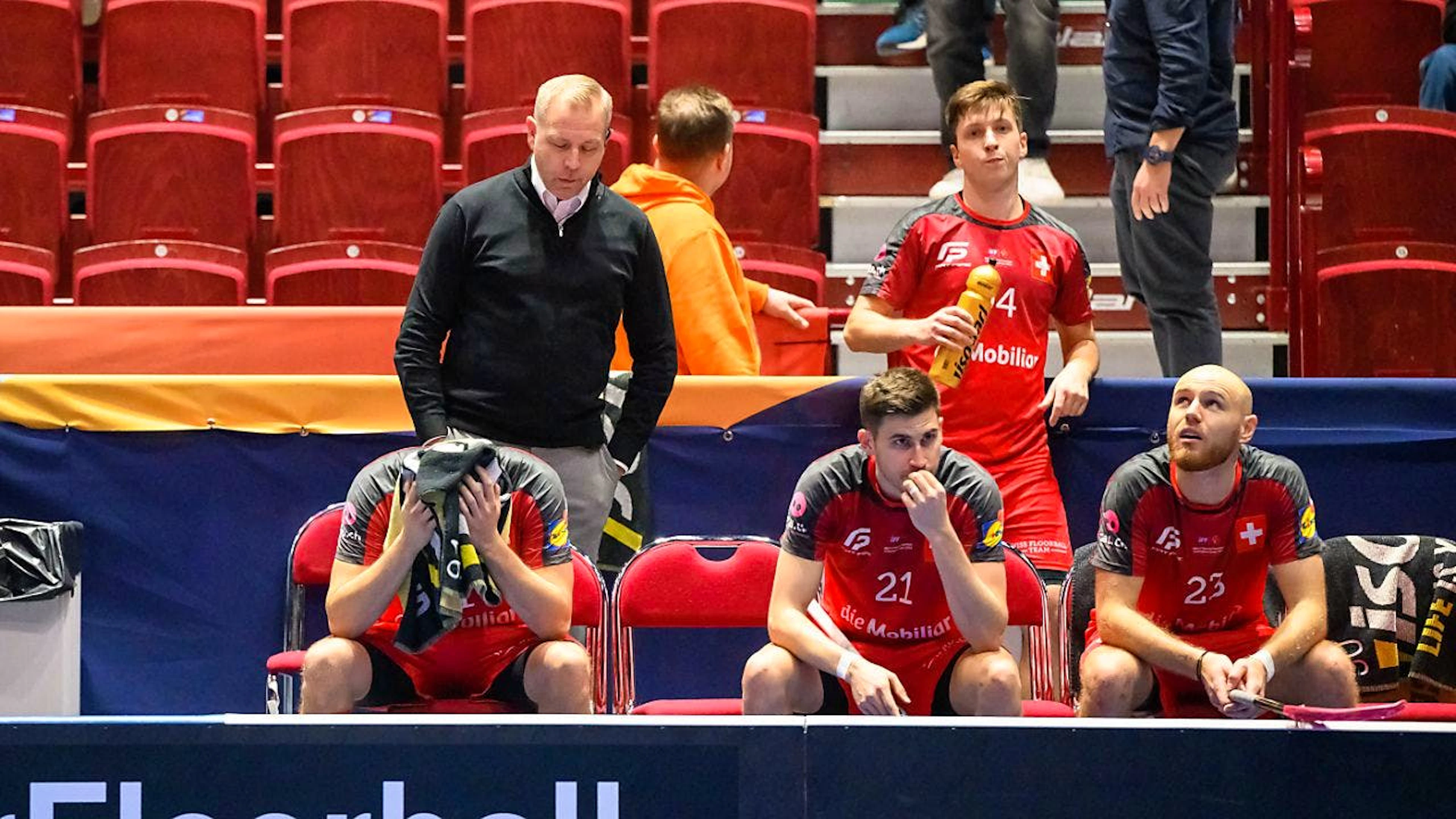 Enttäuschte Schweizer mit Head Coach Johan Schönbeck nach dem Viertelfinal-Out gegen Lettland