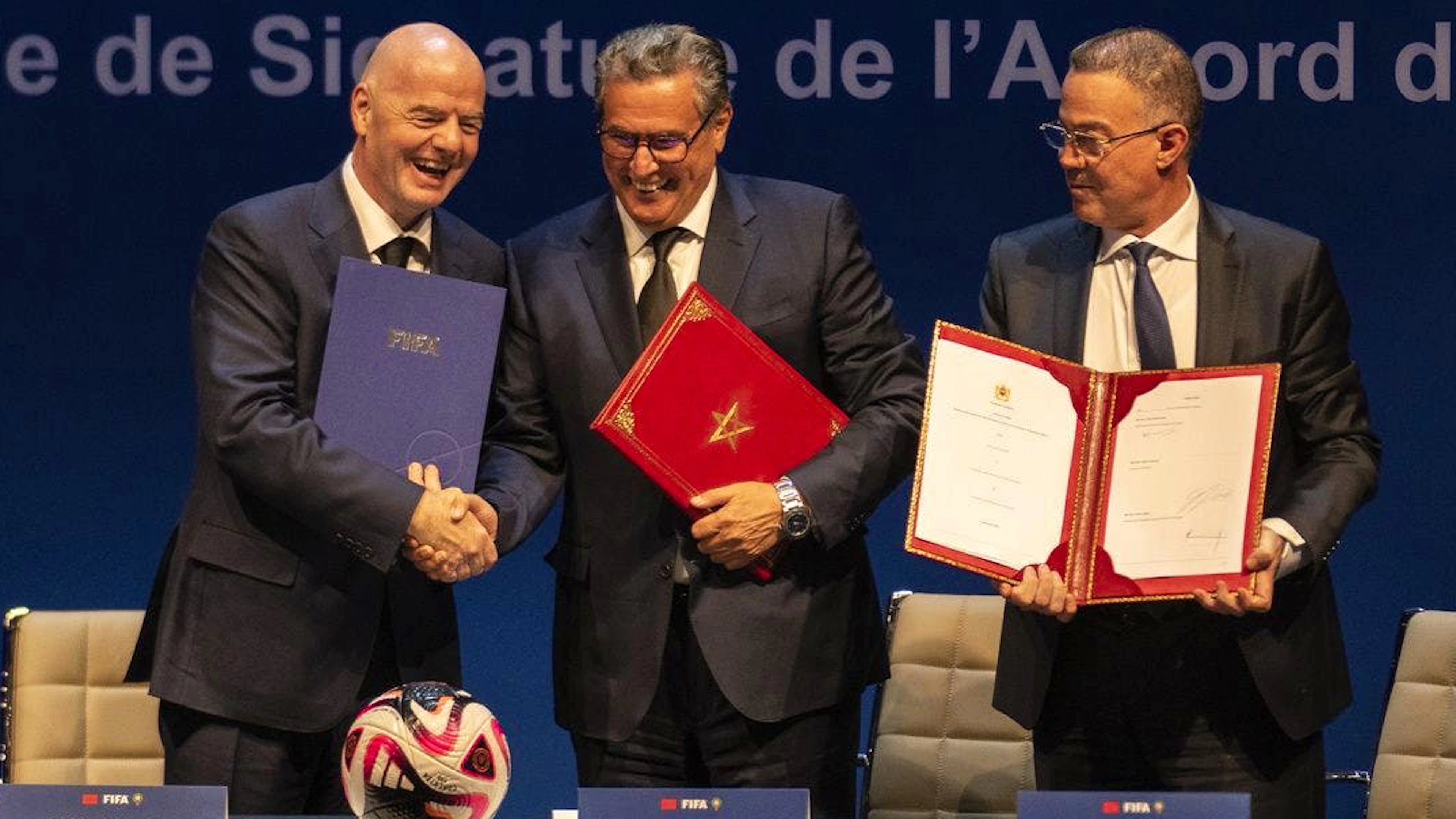 FIFA-Präsident Gianni Infantino (links) schüttelt Marokkos Premierminister Aziz Akhannouch die Hand. Rechts im Bild ist Fouzi Lekjaa zu sehen, der Präsident des marokkanischen Fussballverbands.