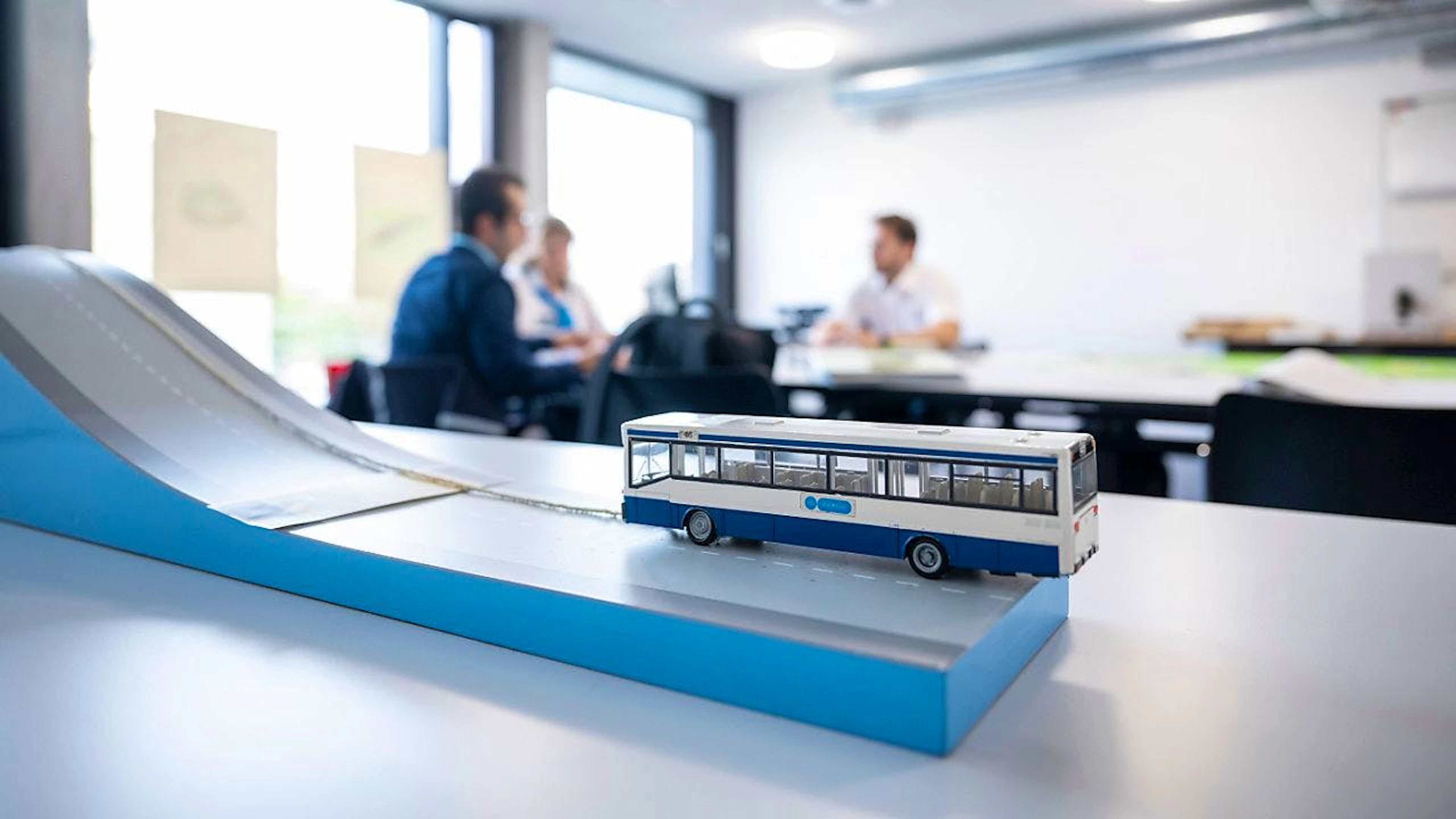 Normalerweise sind die VBZ-Busse blau-weiss - wegen Lieferproblemen bei neuen Elektrobussen kommen nun vorübergehende auch andersfarbige Occasionsmodelle anderer Verkehrsbetriebe zum Einsatz.