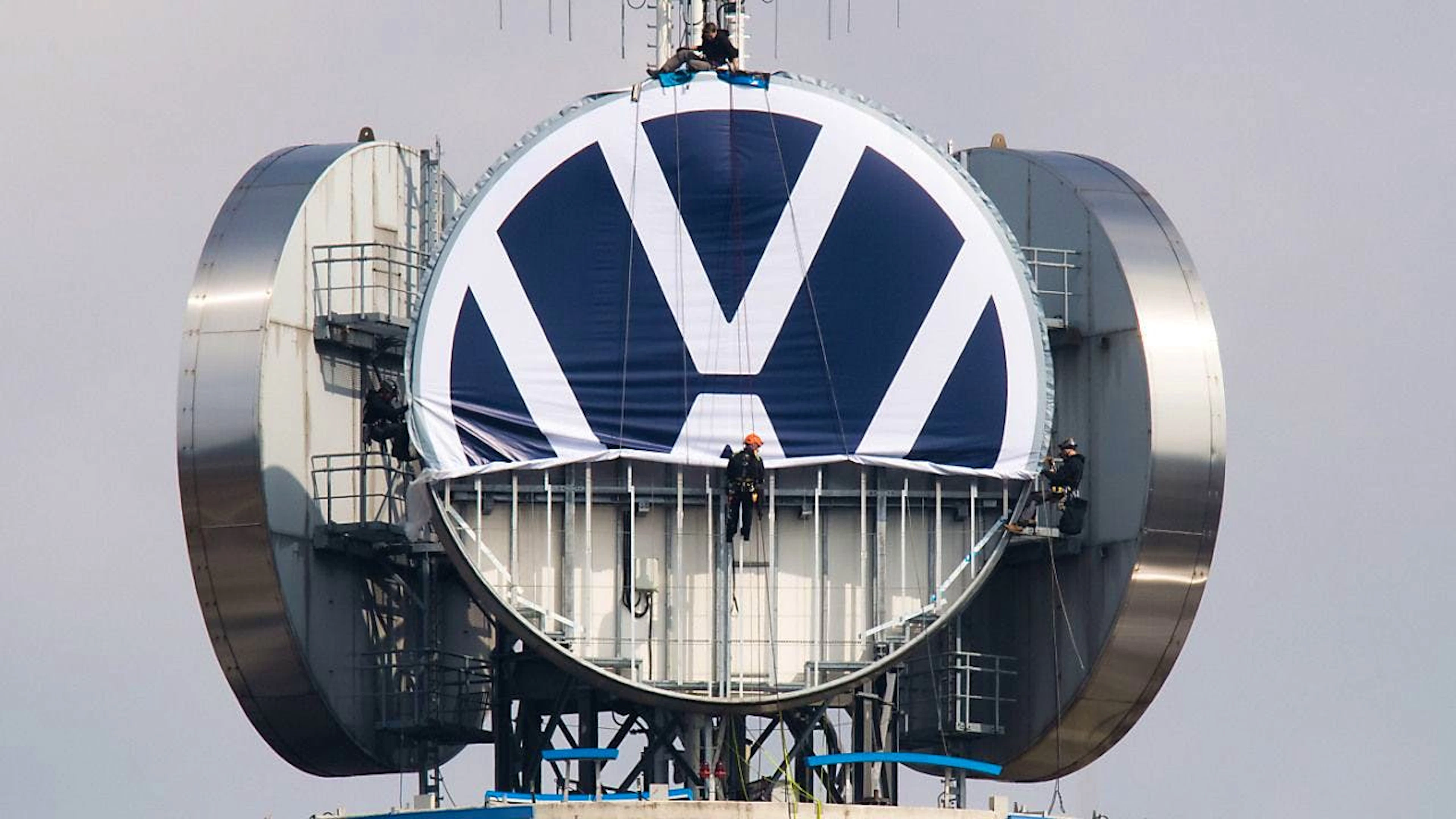 Die Vertretungen von Volkswagen und der Gewerkschaft wollen den Tarifkonflikt lösen. (Archivbild)