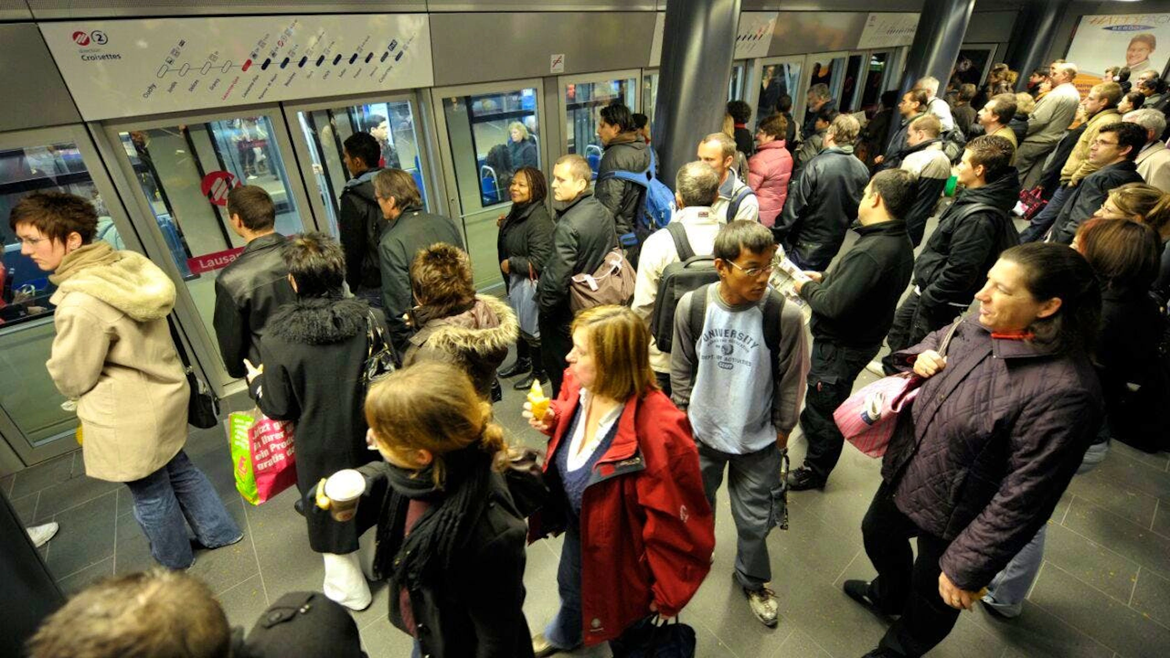 Avec un tunnel piétonnier, les voyageurs pourraient ainsi s'épargner la cohue du métro m2 ou la vertigineuse rue du Petit-Chêne, avancent ses défenseurs (photo symbolique).