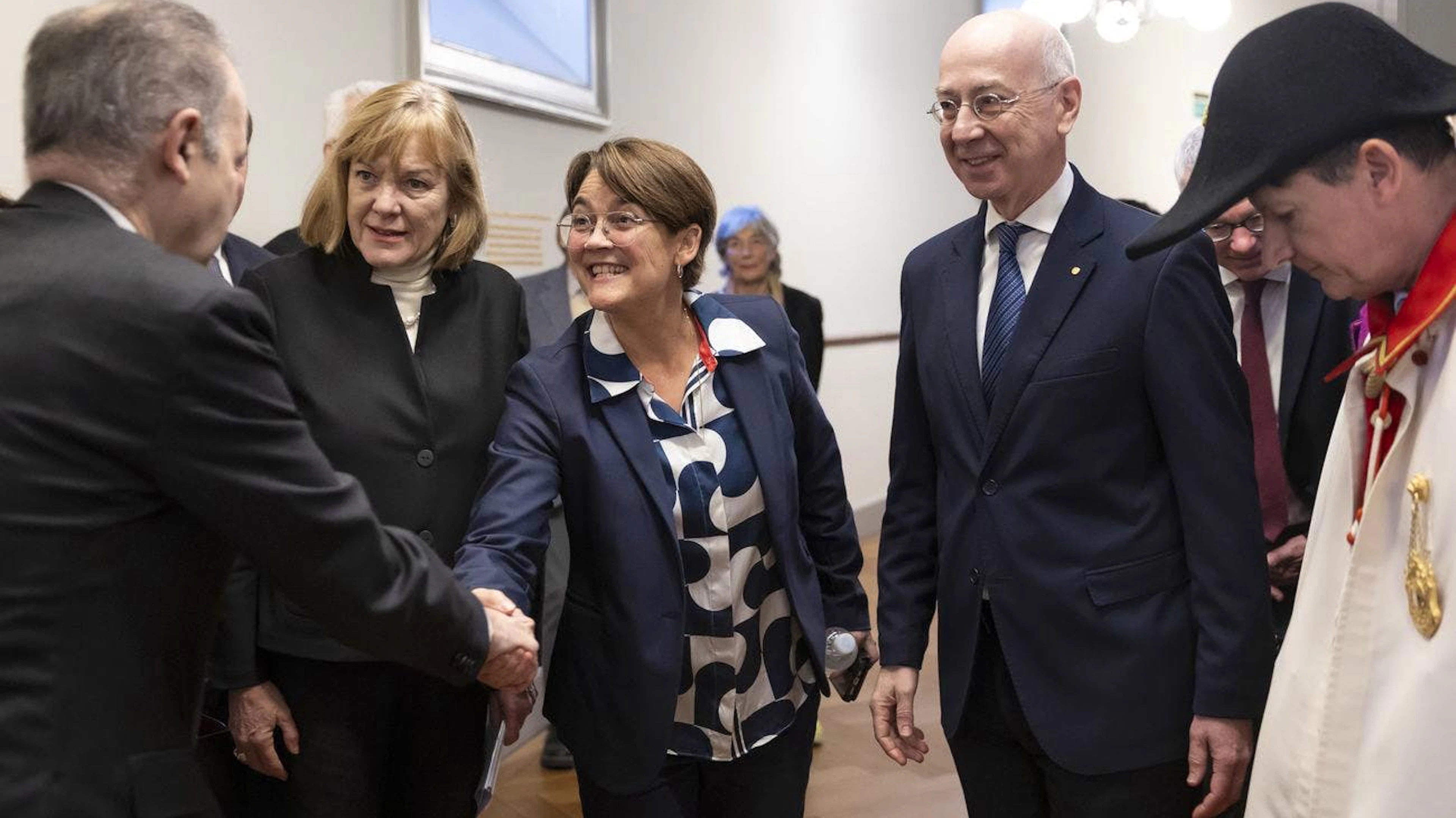 Francesco Parrino, Claudia Cotting-Schalch, Contessina Theis, et François Chaix, se félicitent mutuellement de leur élection, le 18 décembre 2024 à Berne.