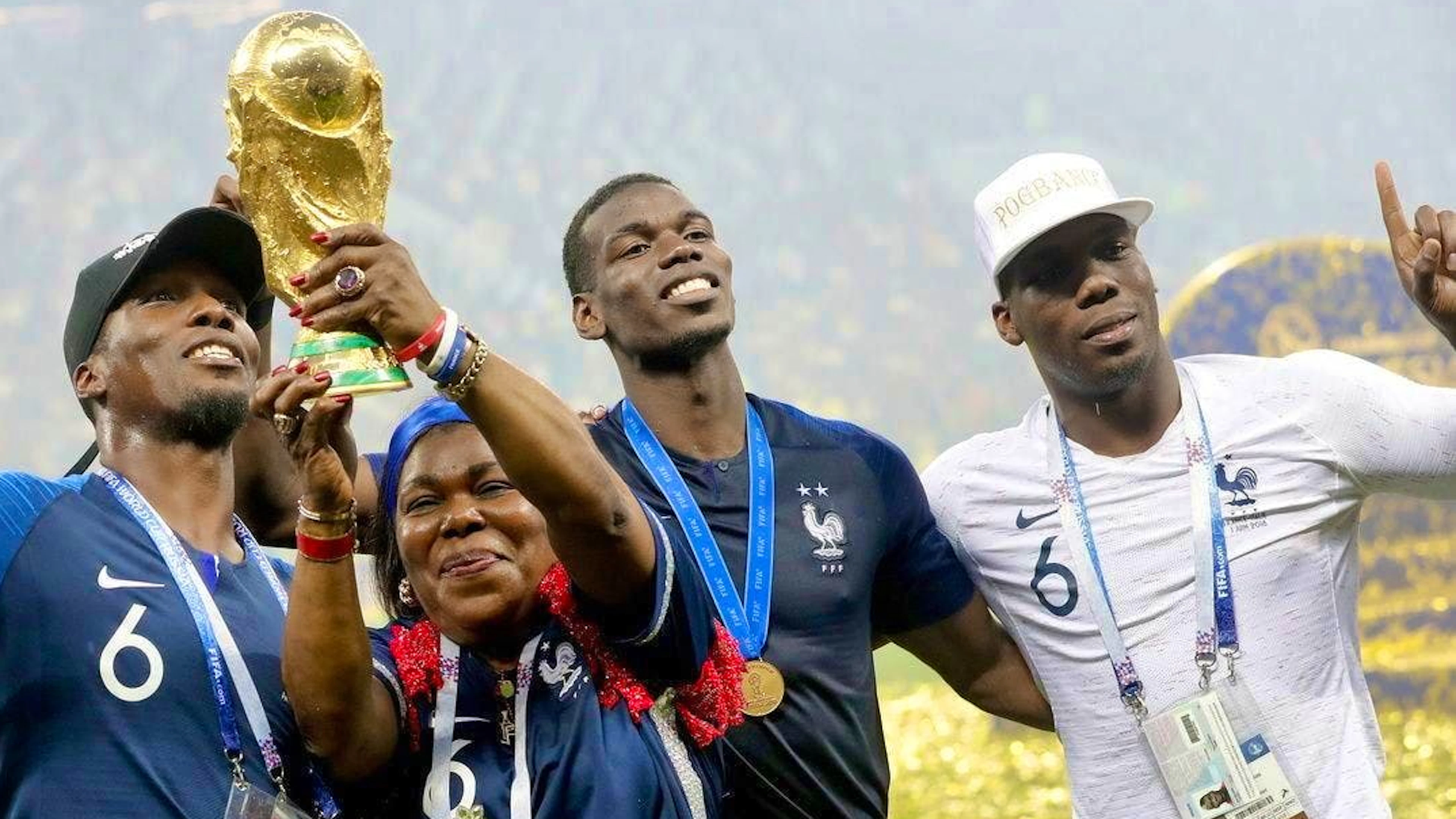 Nel 2018, Paul Pogba (secondo da destra) e suo fratello Mathias hanno festeggiato insieme il titolo di campione del mondo della Francia.
