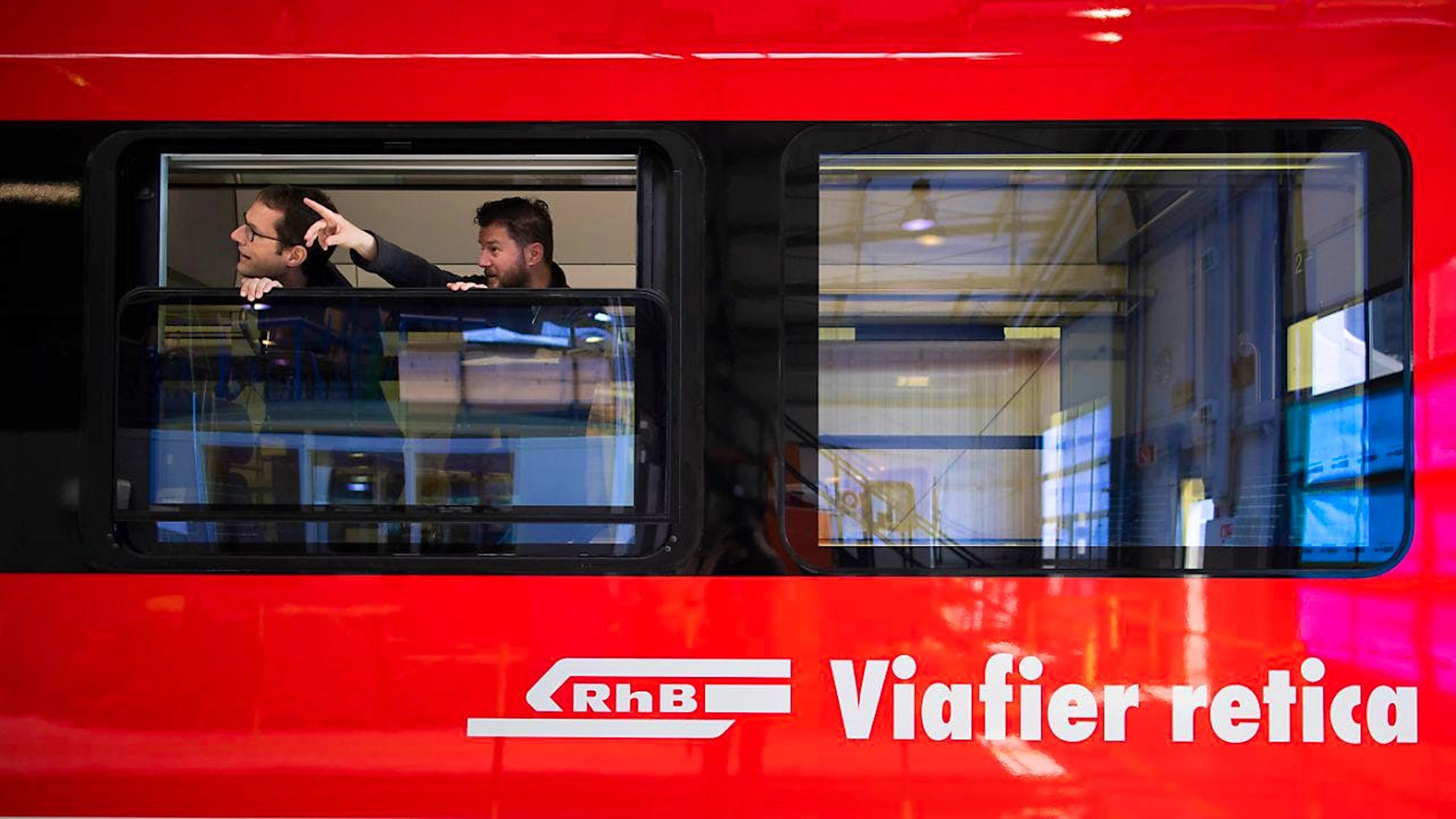 Bahn-Enthusiasten im neuen Stadler-Triebzug "Capricorn" der Rhätischen Bahn. Die Schmalspurbahn erneuert ihre Flotte mit insgesamt 62 Kompositionen dieses Typs.