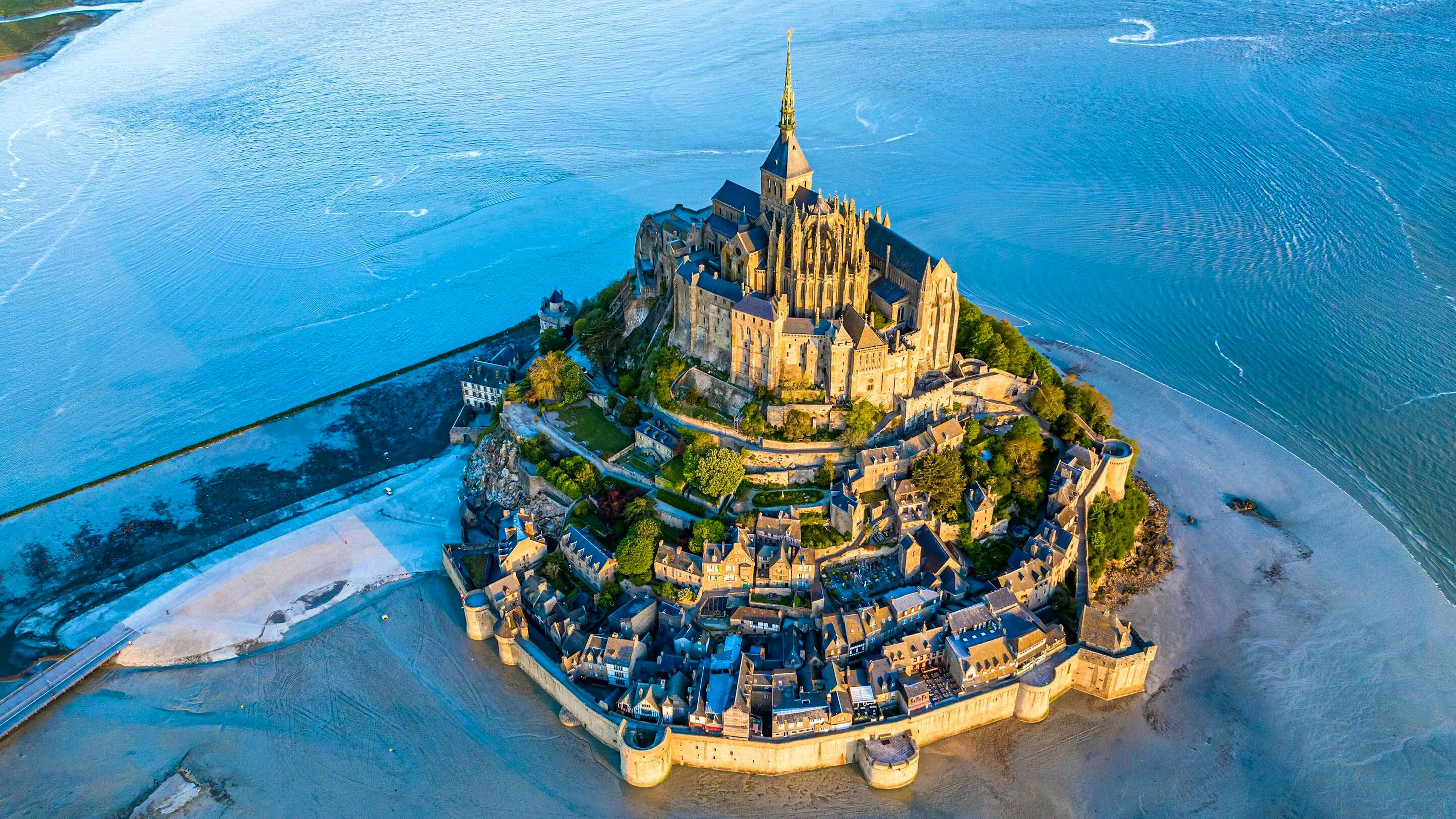 Jean Imbert s'empare du Mont-Saint-Michel pour ouvrir une table gastronomique.