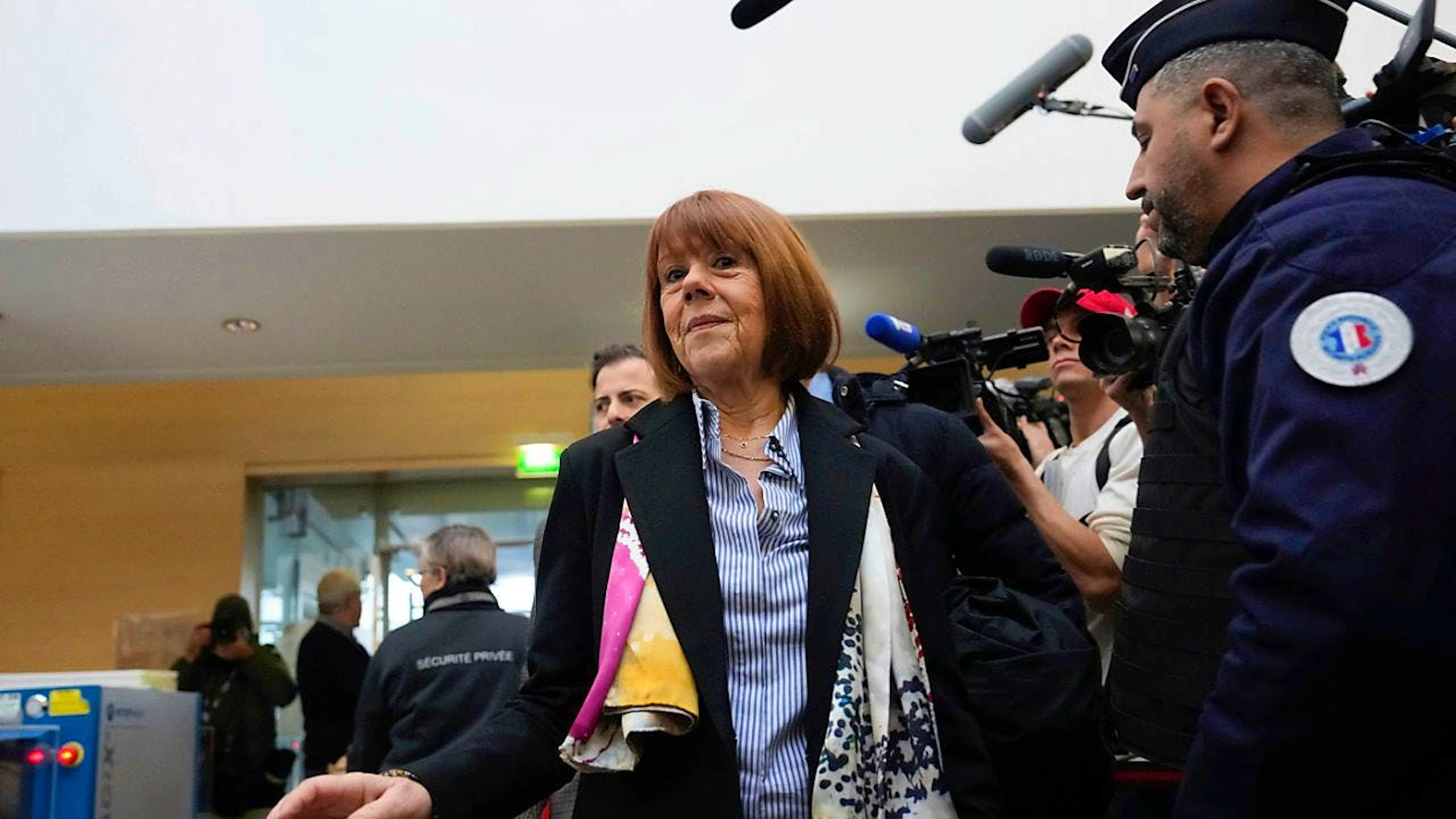 Gisele Pelicot kommt im Gericht in Avignon an, wo das Urteil im Prozess gegen ihren Ex-Mann und 50 weitere Angeklagte erwartet wird, die beschuldigt werden, sie unter Drogen gesetzt und über fast ein Jahrzehnt hinweg mehrere Vergewaltigungen inszeniert zu haben. Foto: Lewis Joly/AP/dpa