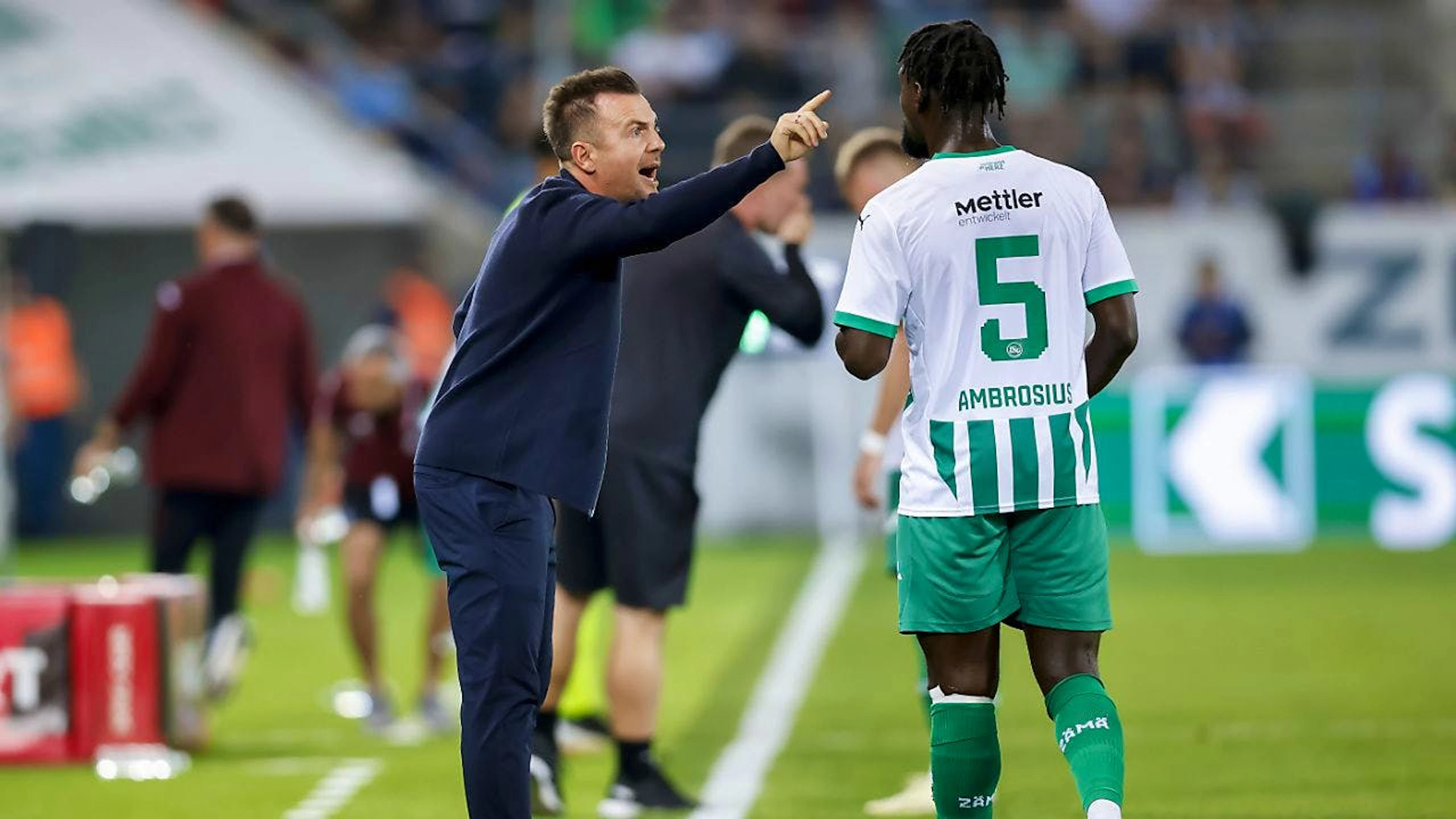 St. Gallens Coach Enrico Maassen (links) gibt Stephan Ambrosius Anweisungen