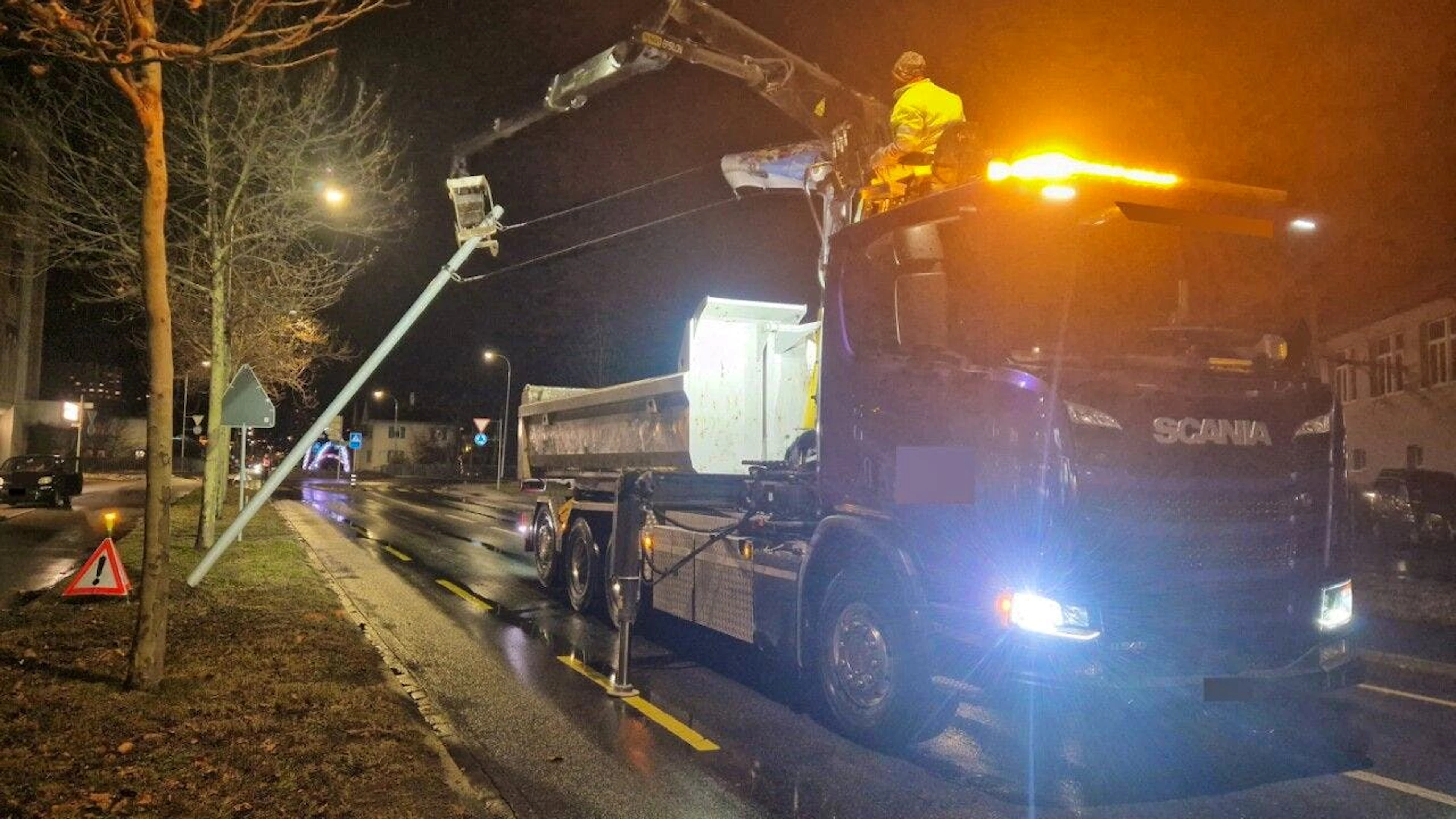 Infolge starker Winde wurde ein Pfosten in Chur laut Stadtpolizei teilweise aus der Verankerung gerissen. (Archivbild)