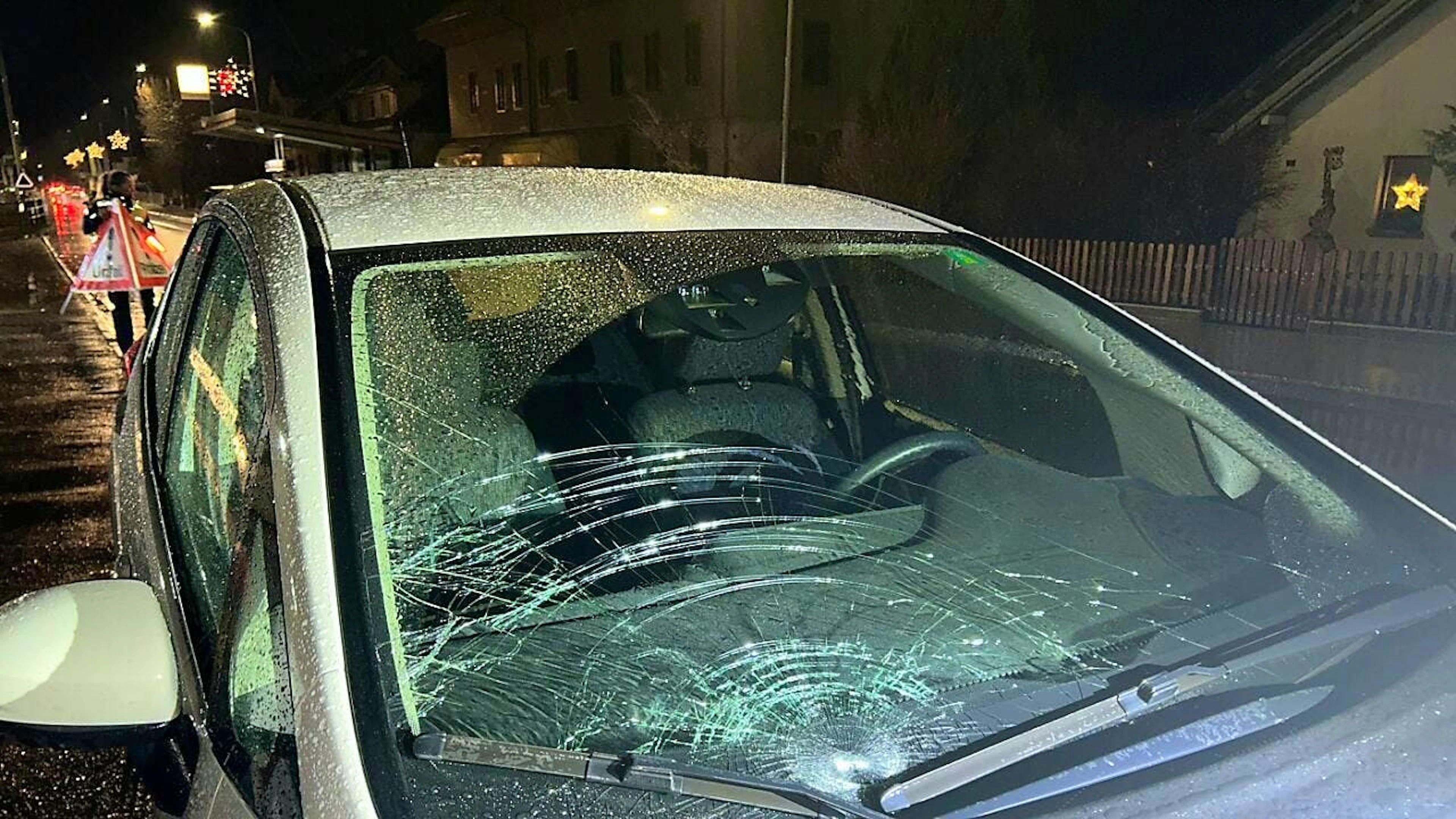 Spuren des Aufpralls: Eine 37-jährige Fussgängerin wurde in Zetzwil AG angefahren und verletzt.