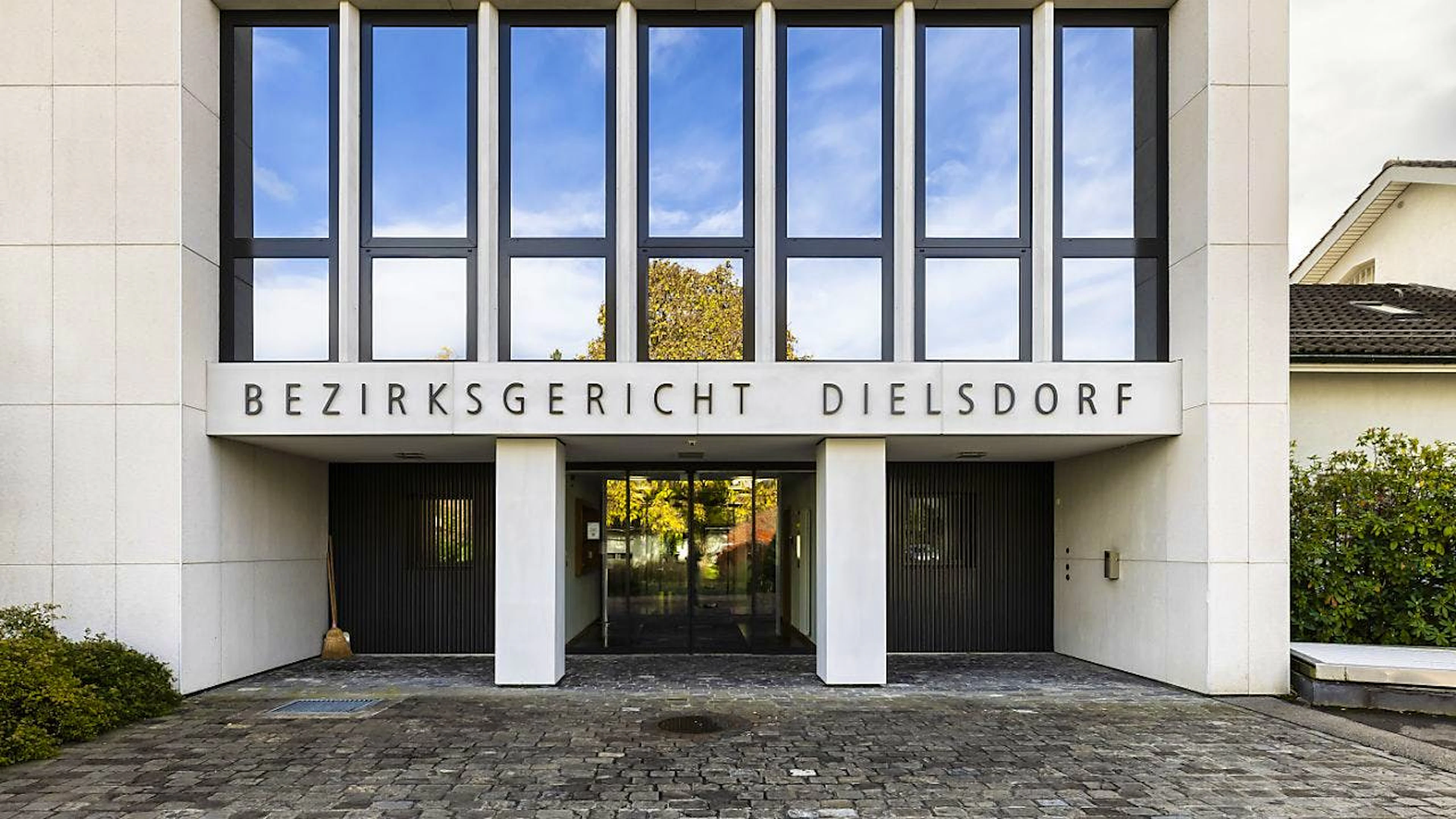 Der Prozess gegen den heute 17-Jährigen findet am Bezirksgericht Dielsdorf statt.