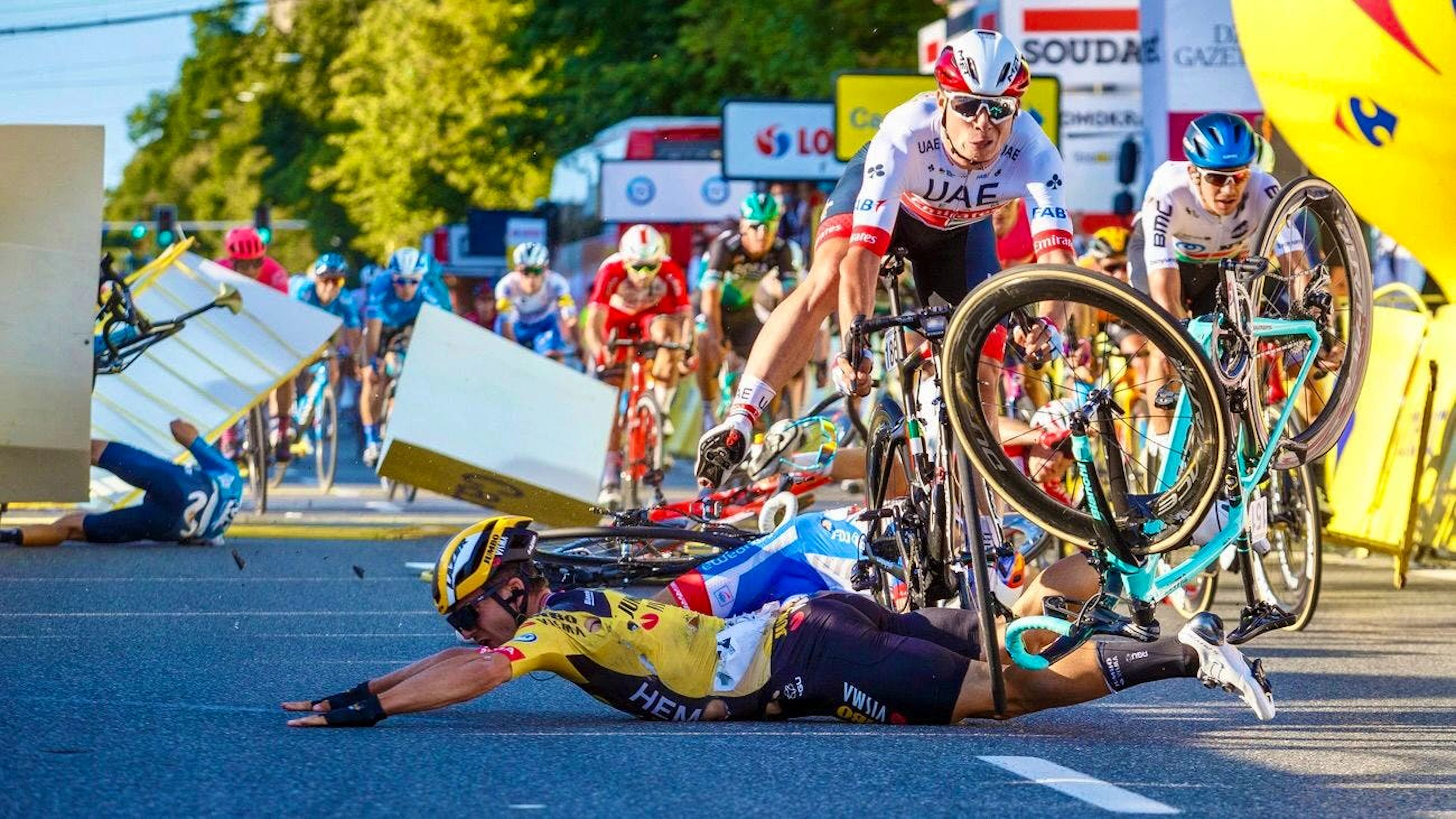 Les chutes graves, comme ici sur le Tour de Pologne en 2020, sont de plus en plus fréquentes en cyclisme.
