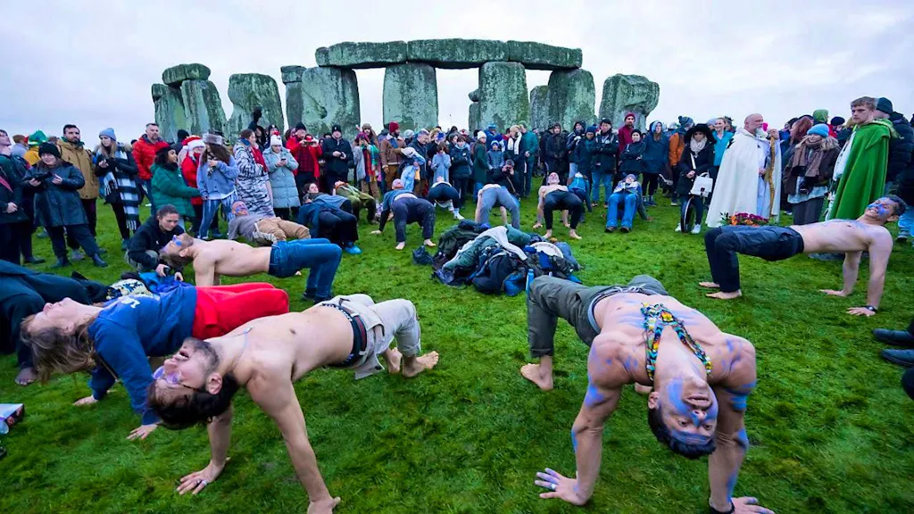Thousands celebrate winter solstice at Stonehenge