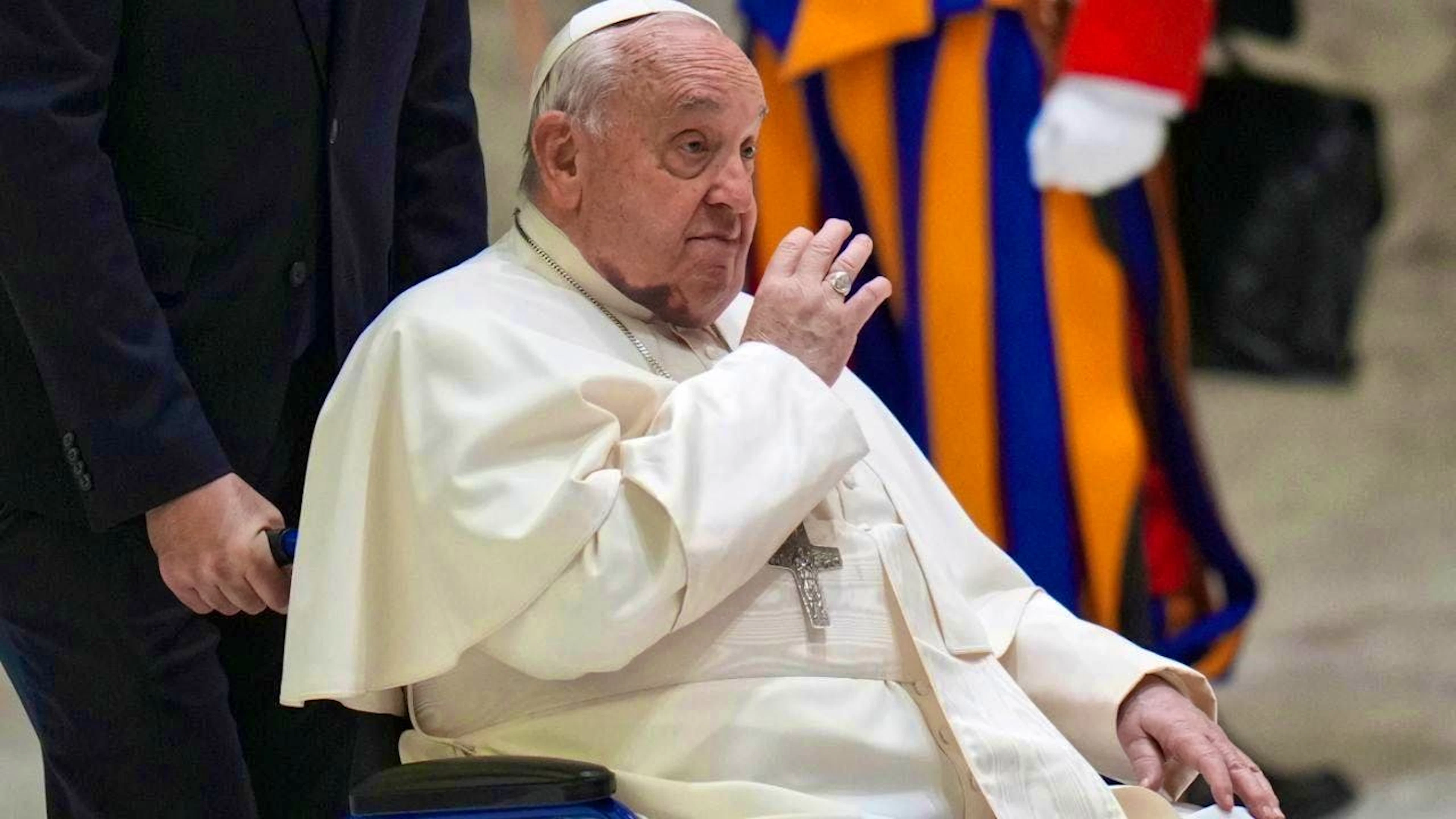 ARCHIVE - Pope Francis arrives for his weekly general audience. Photo: Alessandra Tarantino/AP/dpa
