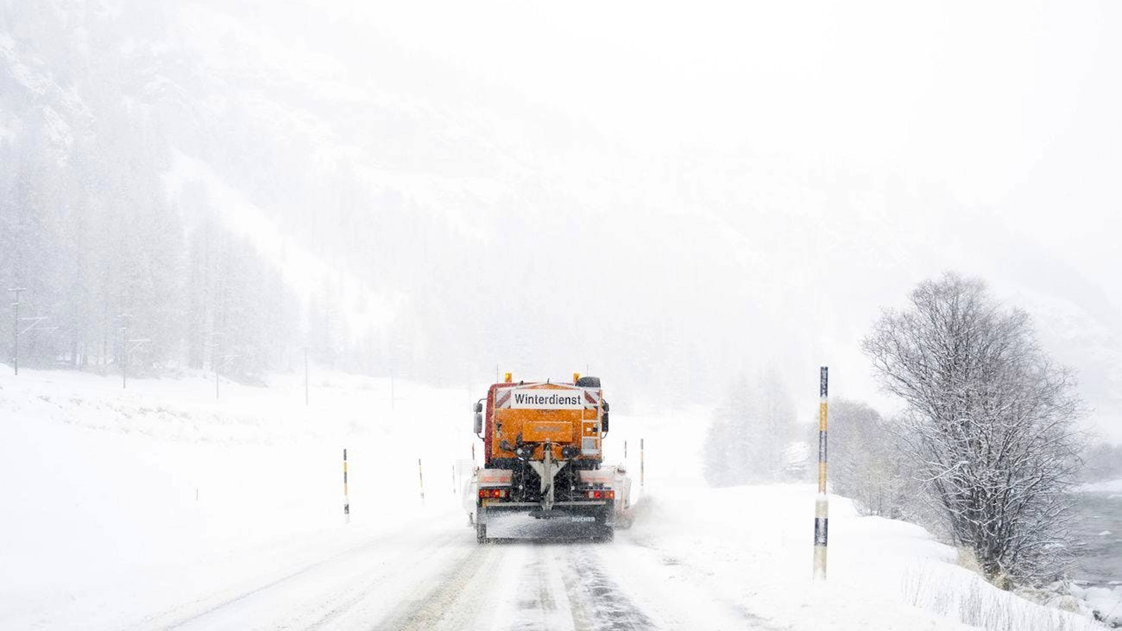Ein Lastwagen des Winterdienstes räumt Schnee von der Strasse. Im Dezember gab es in der Schweiz vielerorts hohe Niederschlagsmengen.