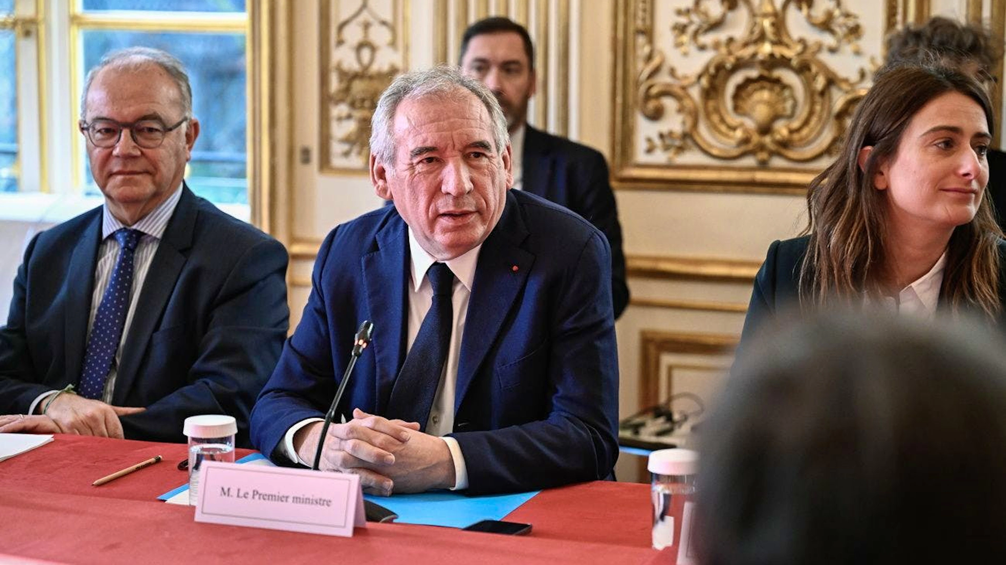 Francois Bayrou a une cote de popularité historiquement basse pour une prise de fonction, 66% des Français se disant mécontents, selon un baromètre publié dimanche.