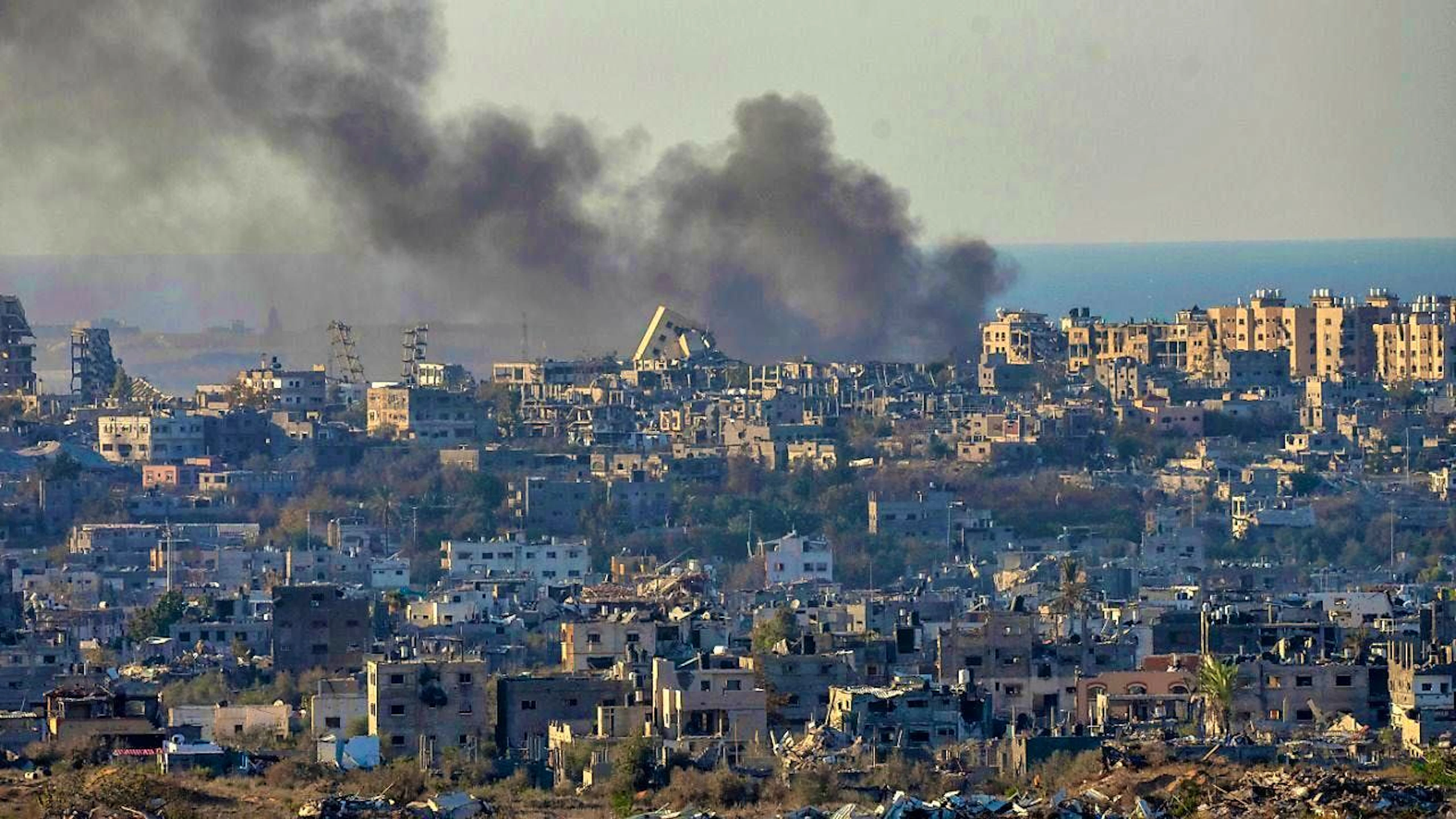 ARCHIVE - Smoke rises after an explosion in the Gaza Strip, seen from southern Israel. Photo: Ohad Zwigenberg/AP/dpa