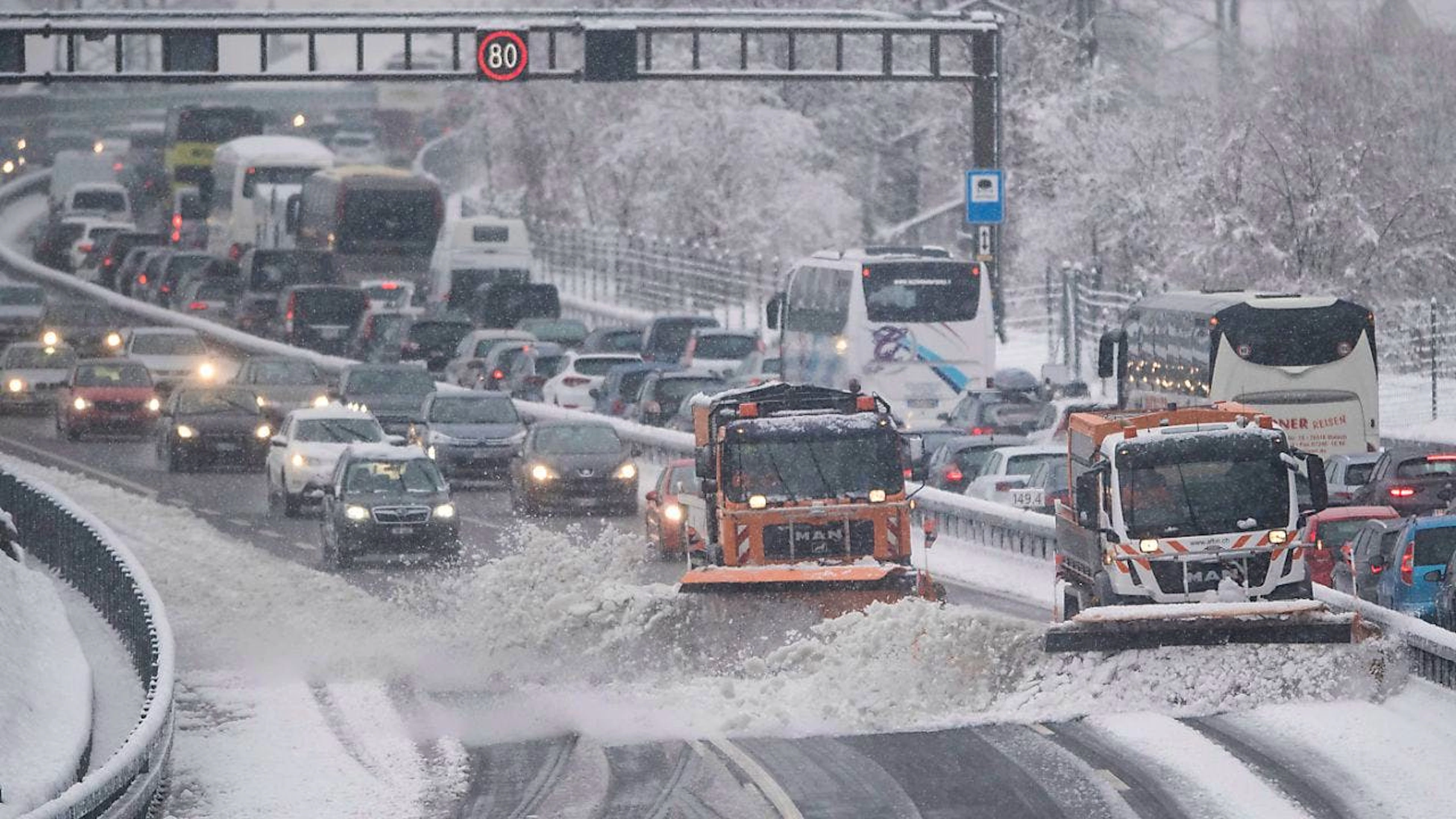 Il blocco del traffico è solo temporaneo, per permettere ai mezzi di sgomberare la neve dalle carreggiate. (foto d'archivio)