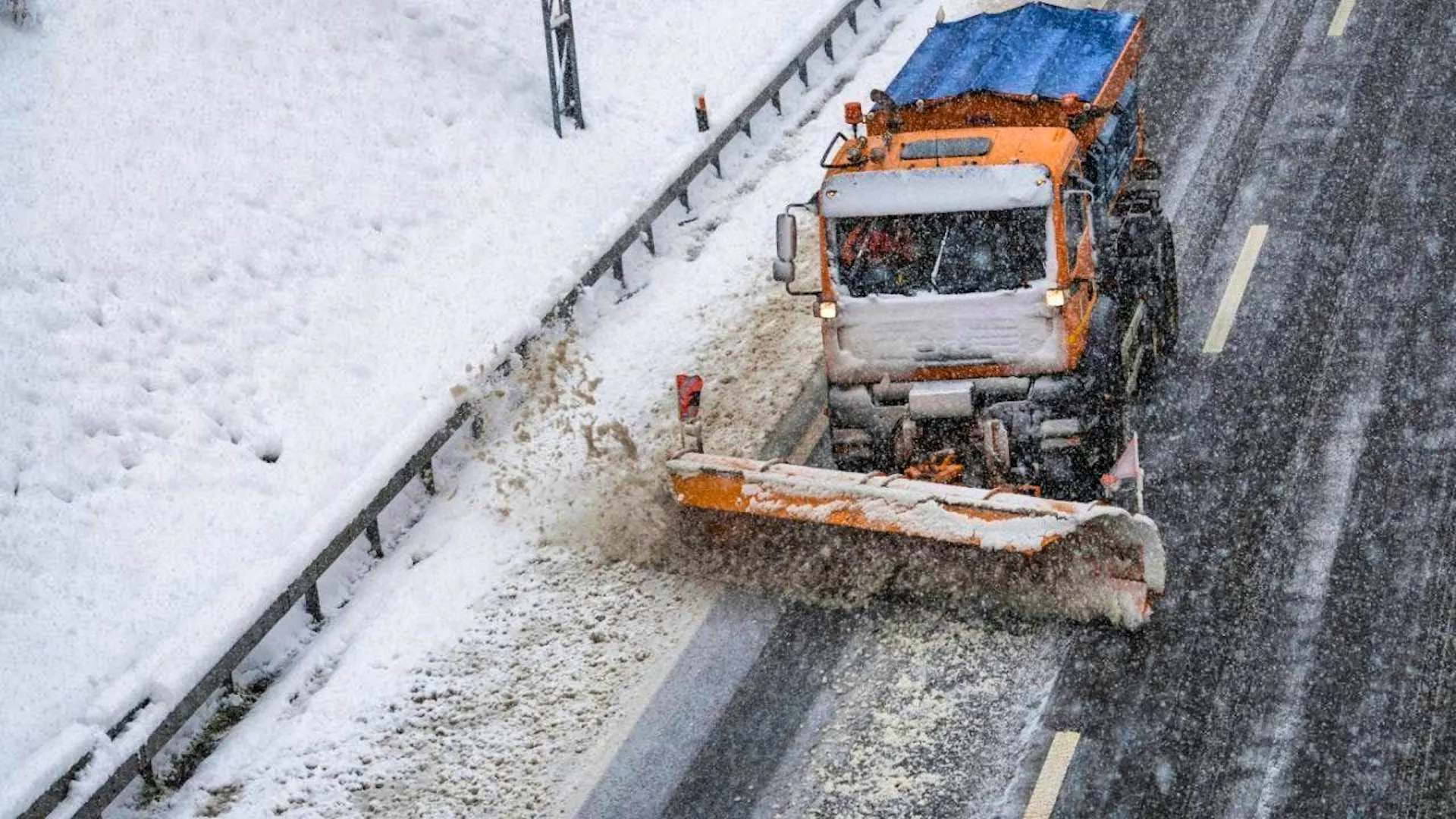 Snow affects road traffic in the Alps