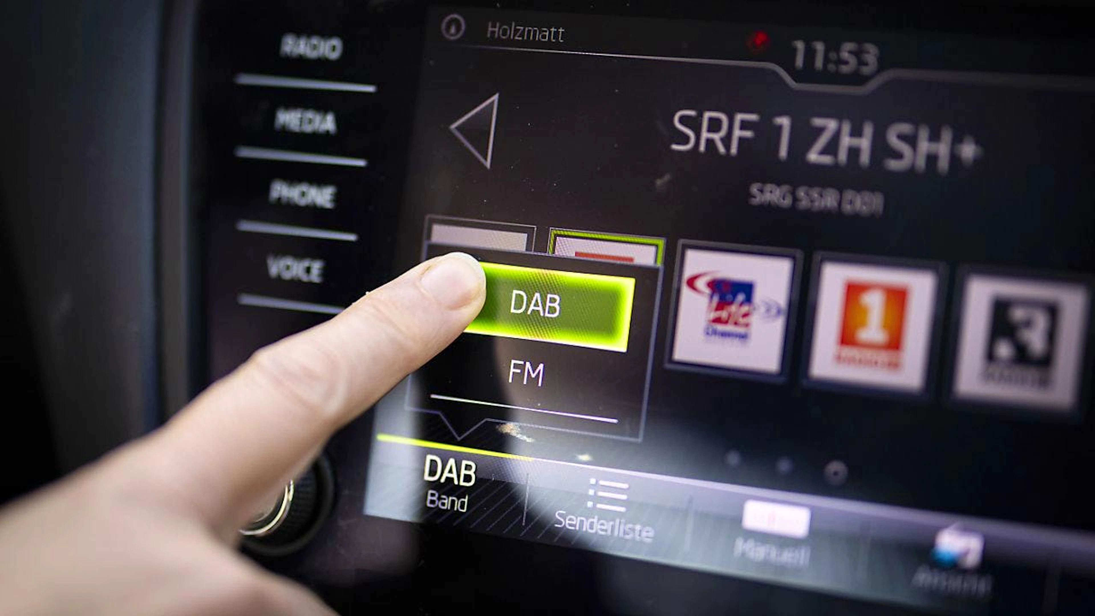 Eine Person schaltet ein Autoradio von FM auf DAB um. Die Schweizerische Radio- und Fernsehgesellschaft hat die veralteten Ultrakurzwellen-Radio-Antennen (UKW) per Ende Dezember 2024 abgestellt (Archivbild).