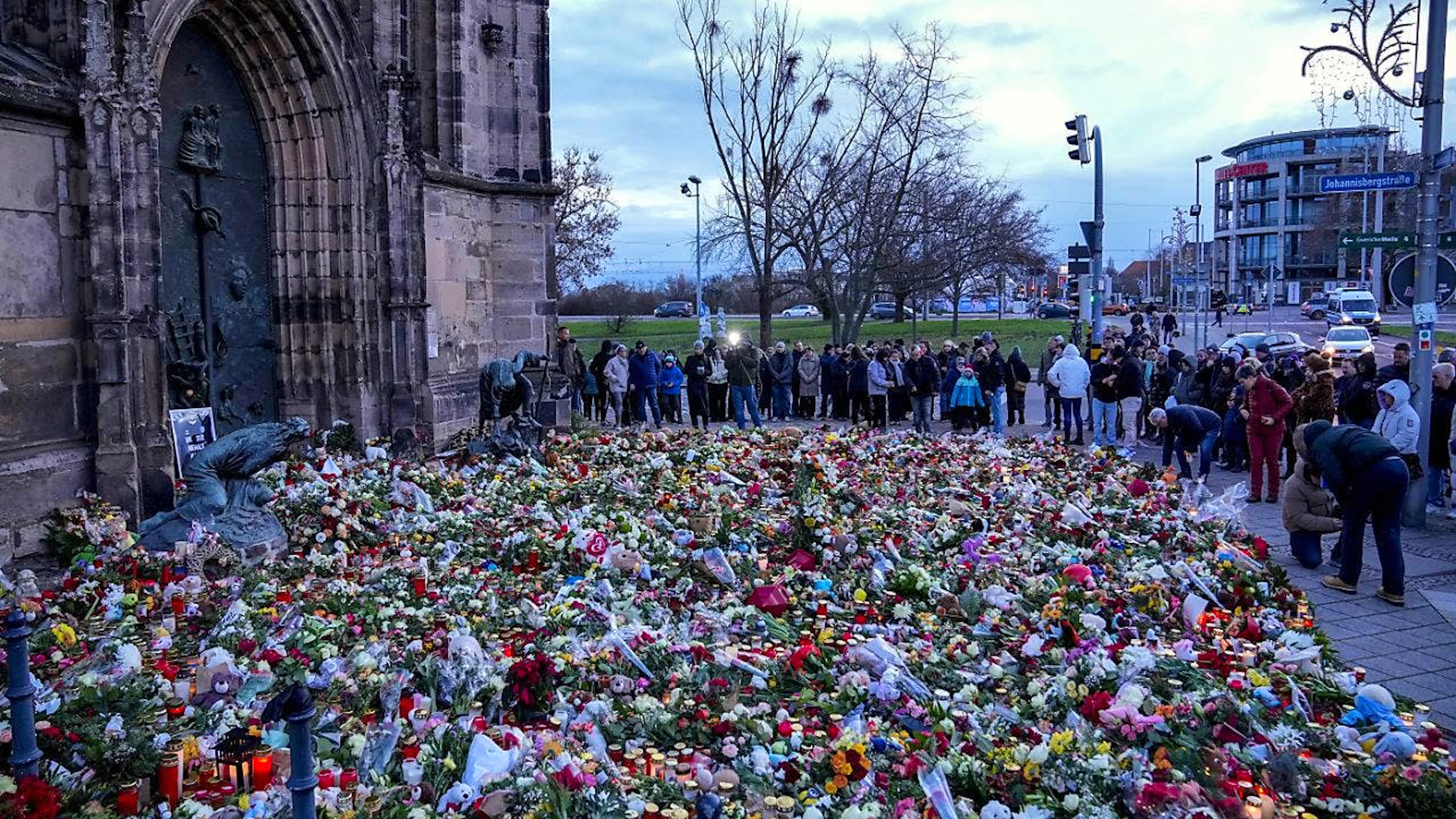 Ryad aurait averti Berlin à plusieurs reprises que le suspect, Taleb Jawad al-Abdulmohsen, "pourrait être dangereux". Ici, les hommages déposés par le public près du marché de Noël visé à Magdebourg.