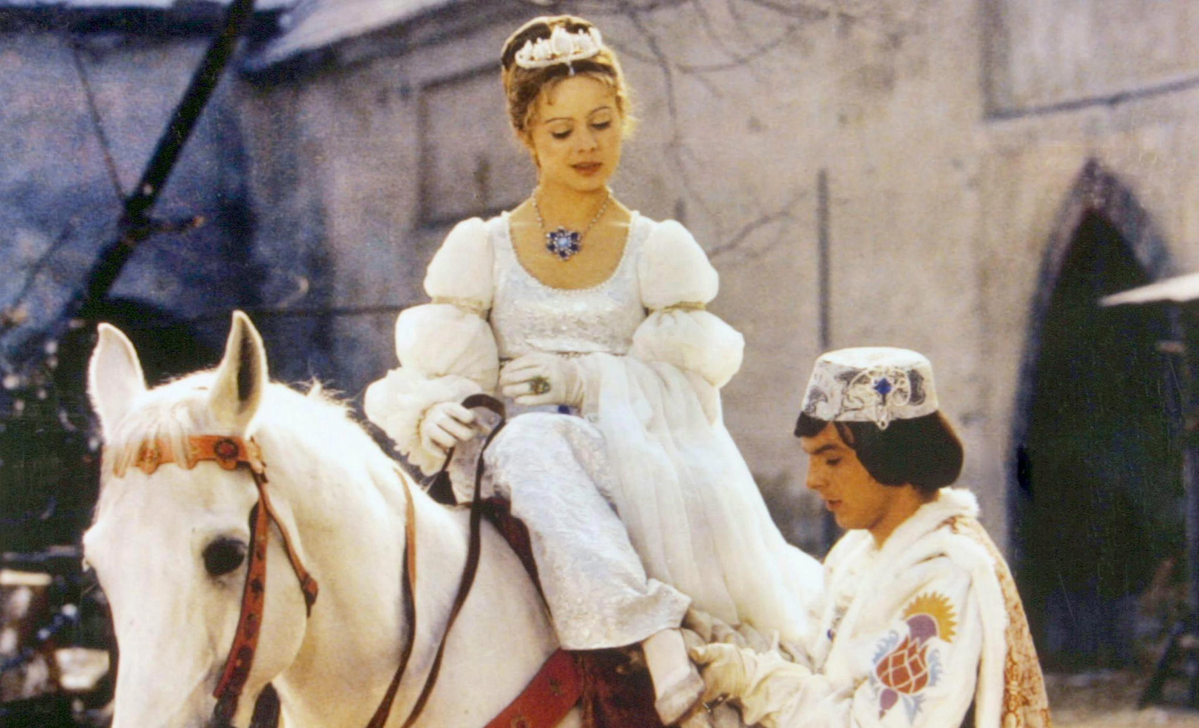 Aschenbrödel, gespielt von Libuše Šafránková, und Pavel Trávníček als Prinz verzaubern im Märchenfilm «Drei Haselnüsse für Aschenbrödel» bis heute Generationen von Menschen.