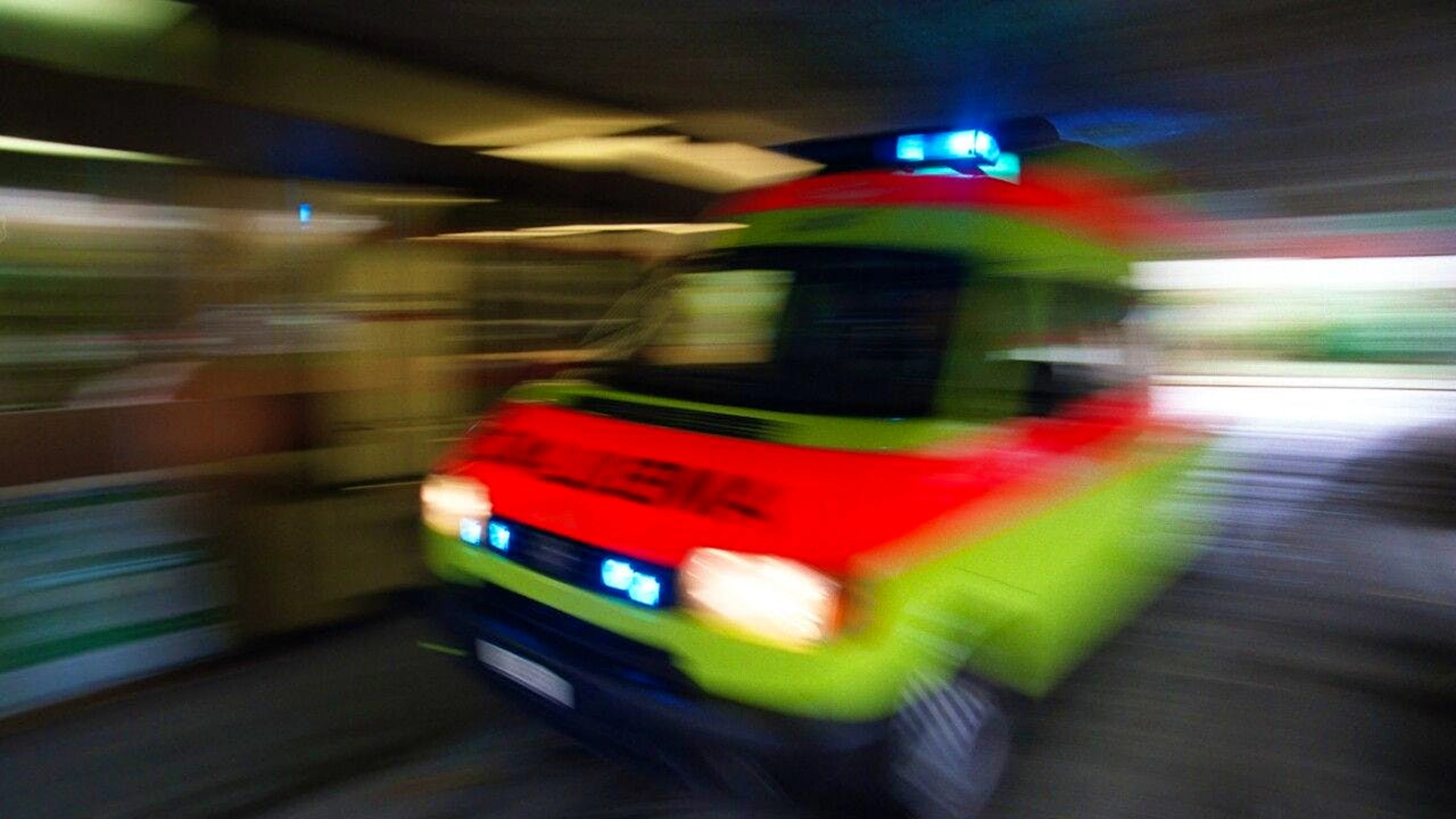 Der vom Zug erfasste Mann wurde vom Rettungsdienst schwerverletzt in ein Spital gefahren. (Symbolbild)