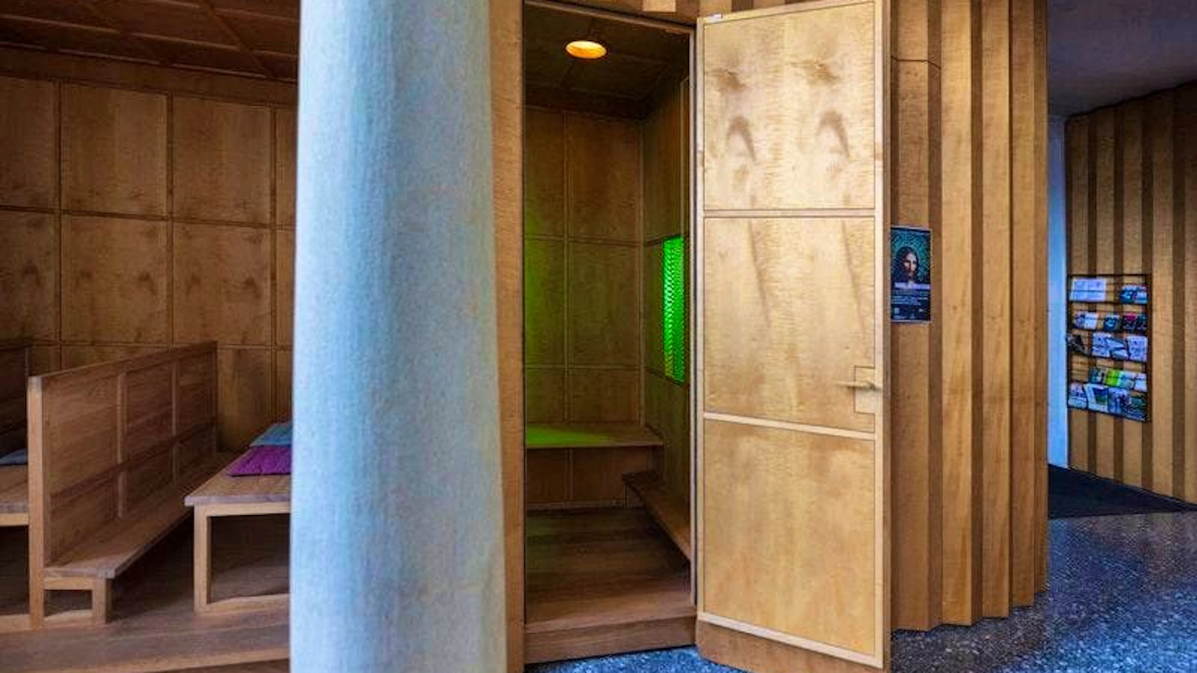 Until the end of October, St. Peter's Chapel presented the experimental participatory art installation "Deus in Machina" in this confessional together with Lucerne University of Applied Sciences and Arts.