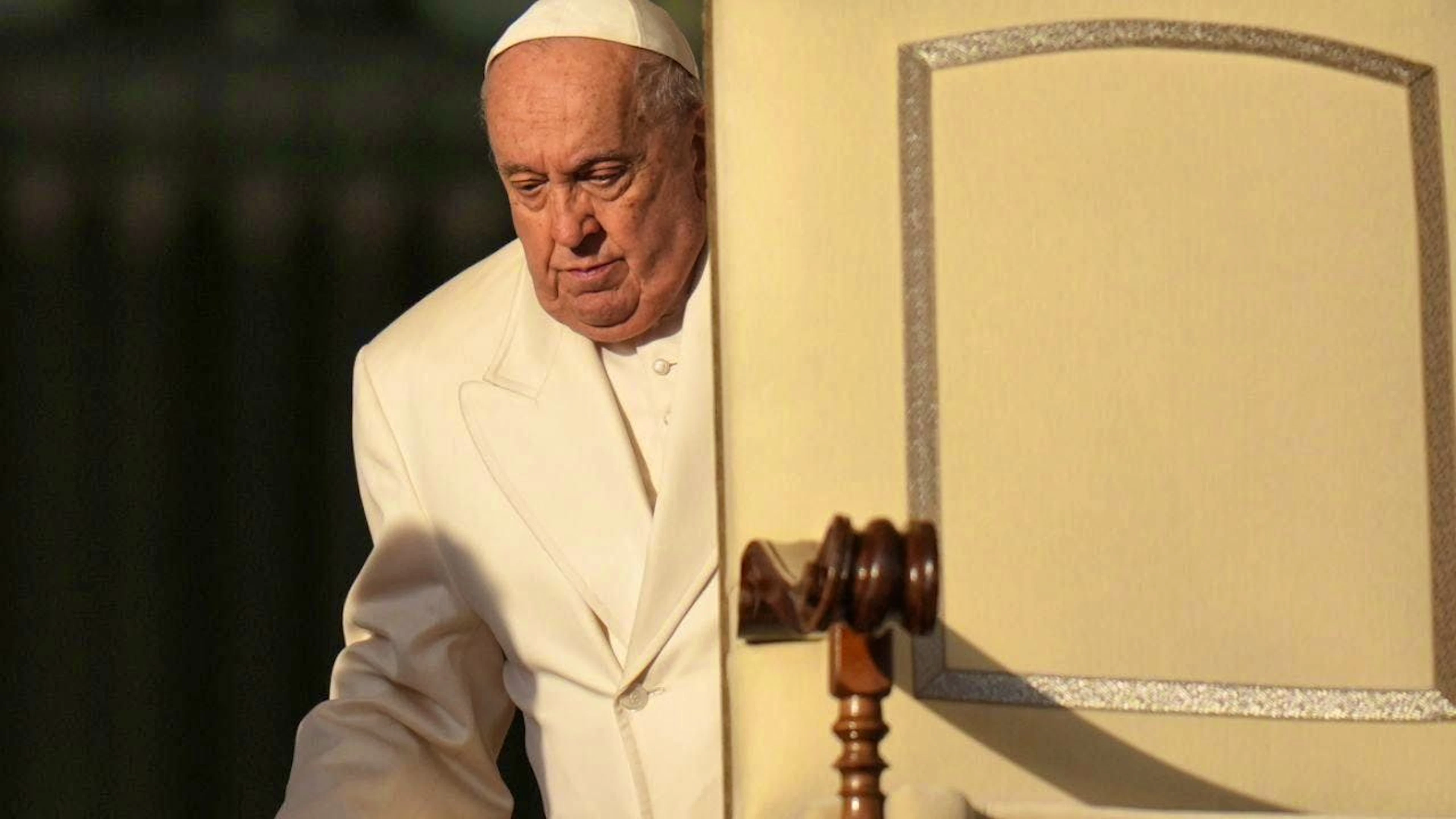 Pope Francis has suffered a minor injury in a fall.
